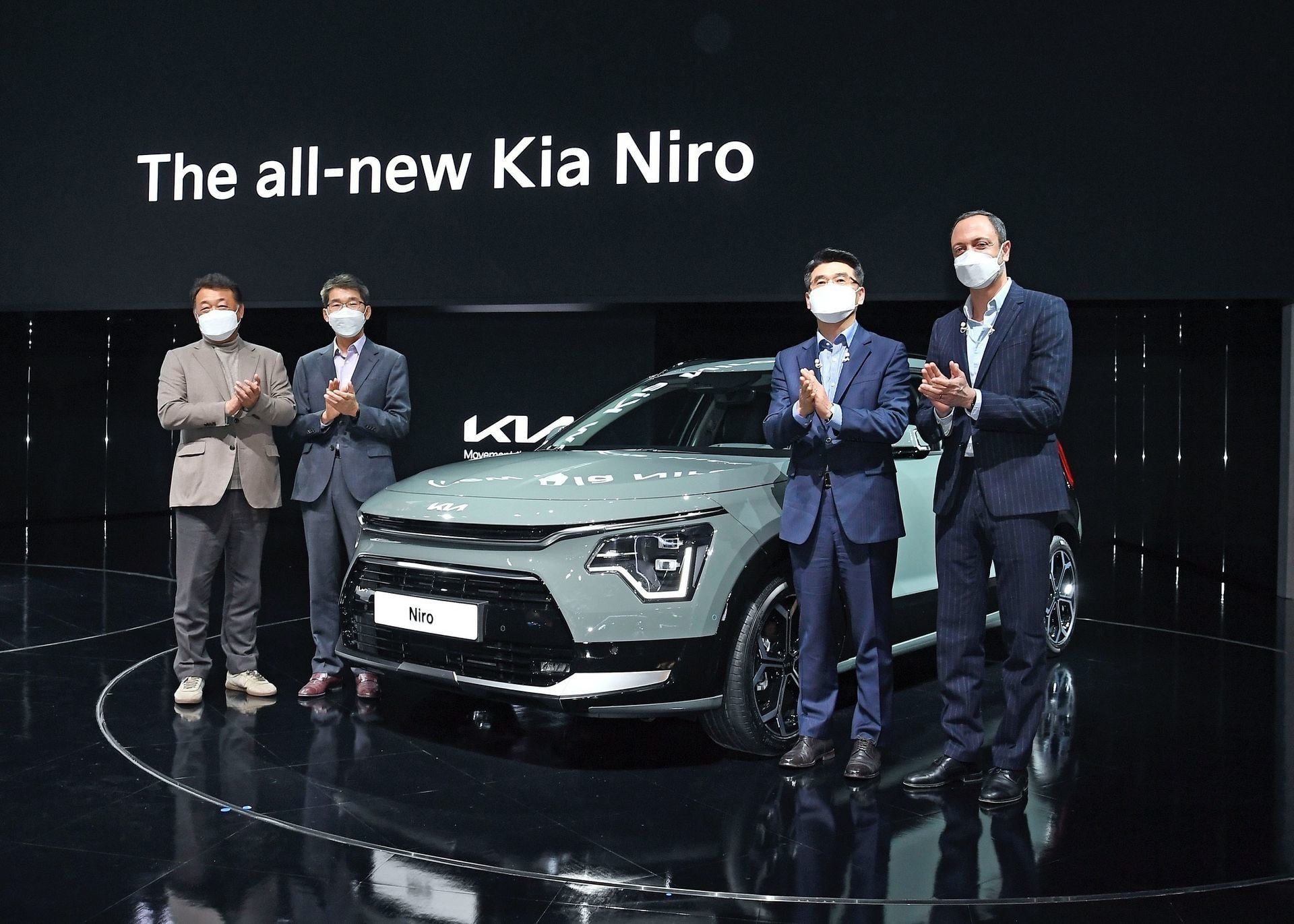 Presentación oficial del Kia Niro con personal ejecutivo.