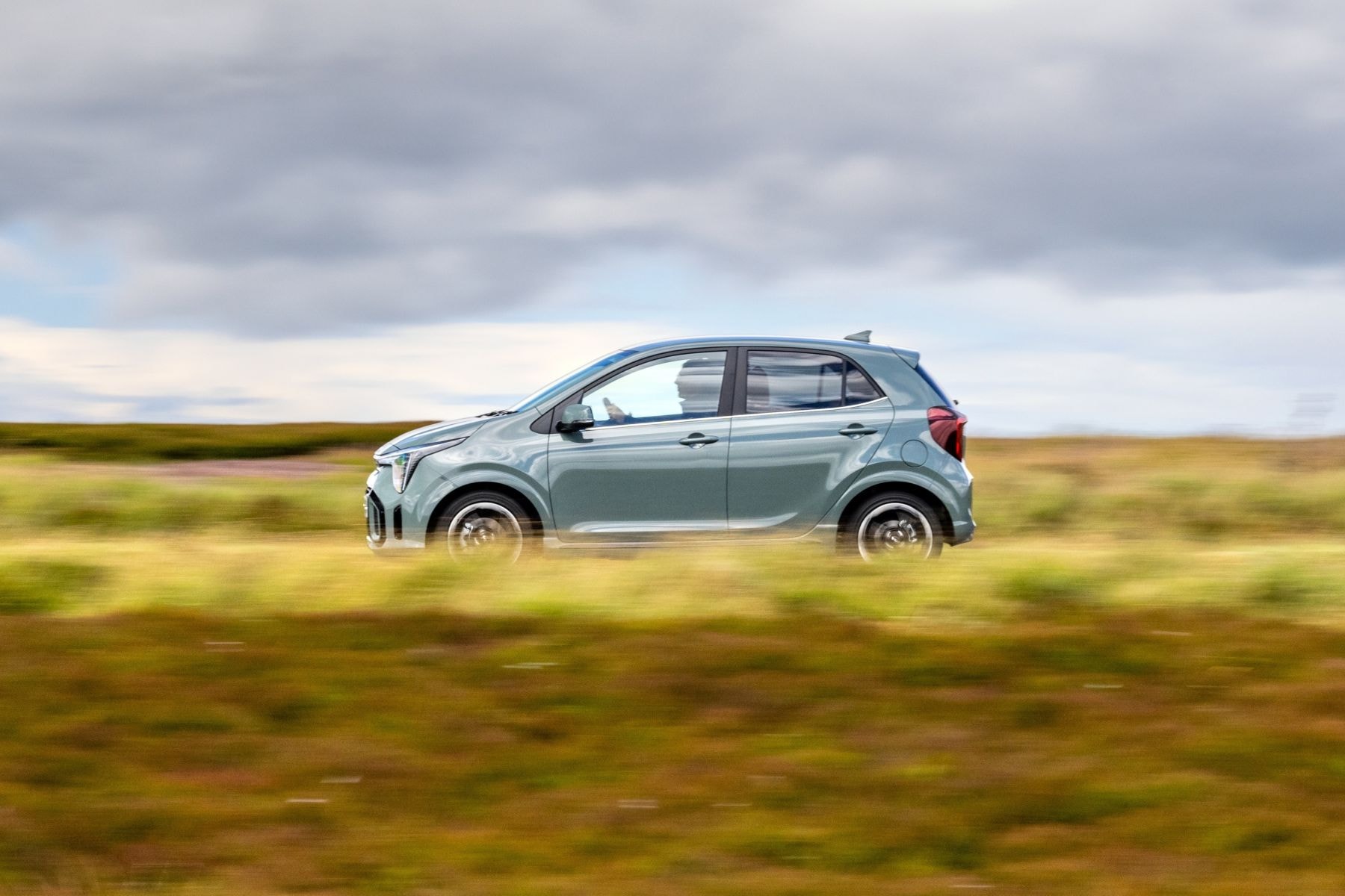 Kia Picanto 2024 avanzando con elegancia, capturando la esencia urbana.