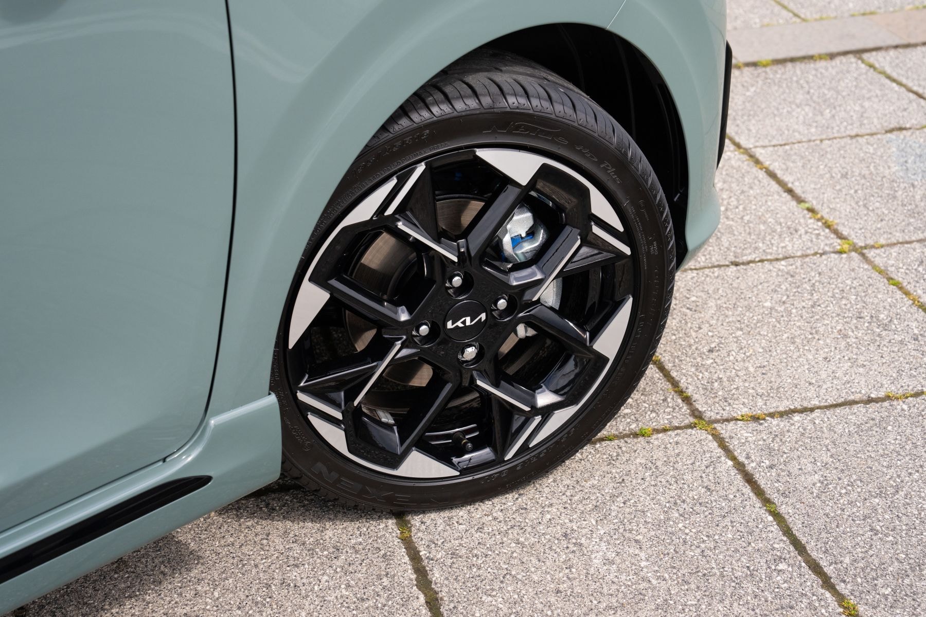 Kia Picanto en ruta, destacando su dinamismo y diseño atractivo.