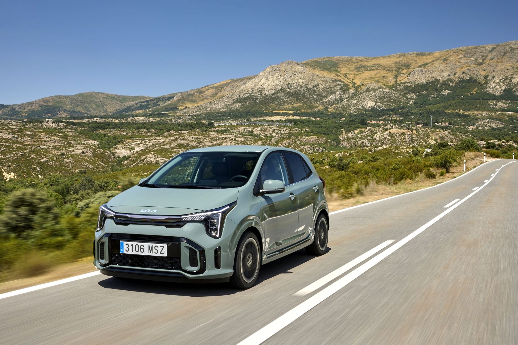 Kia Picanto en movimiento, combina diseño moderno y agilidad en carretera.