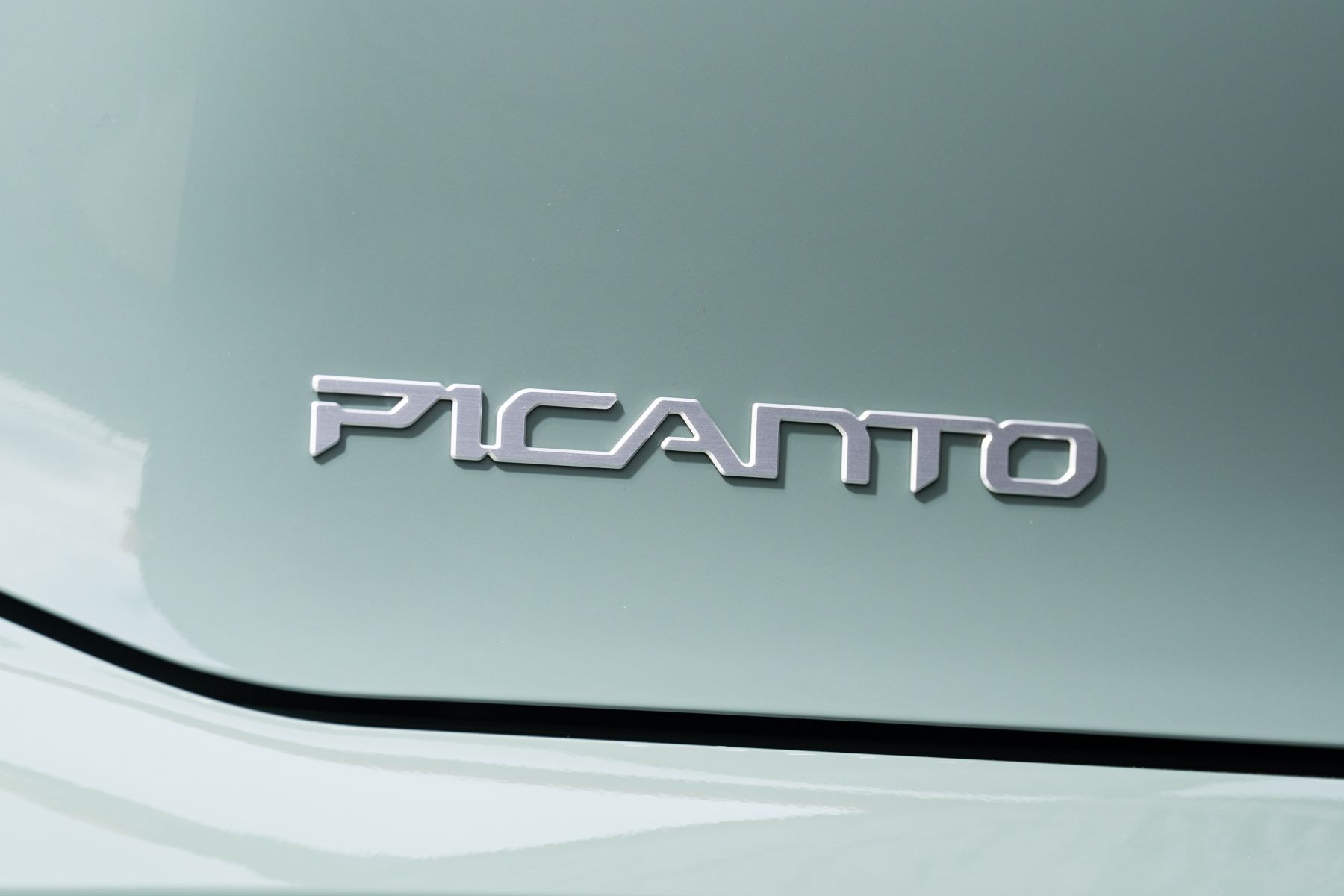 Primer plano del frontal del Kia Picanto, con detalles estilizados.