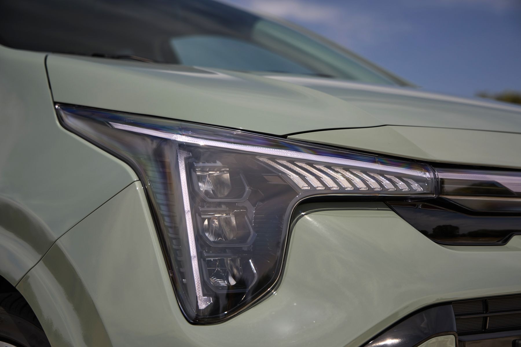 Rueda de aleación que complementa su apariencia deportiva.