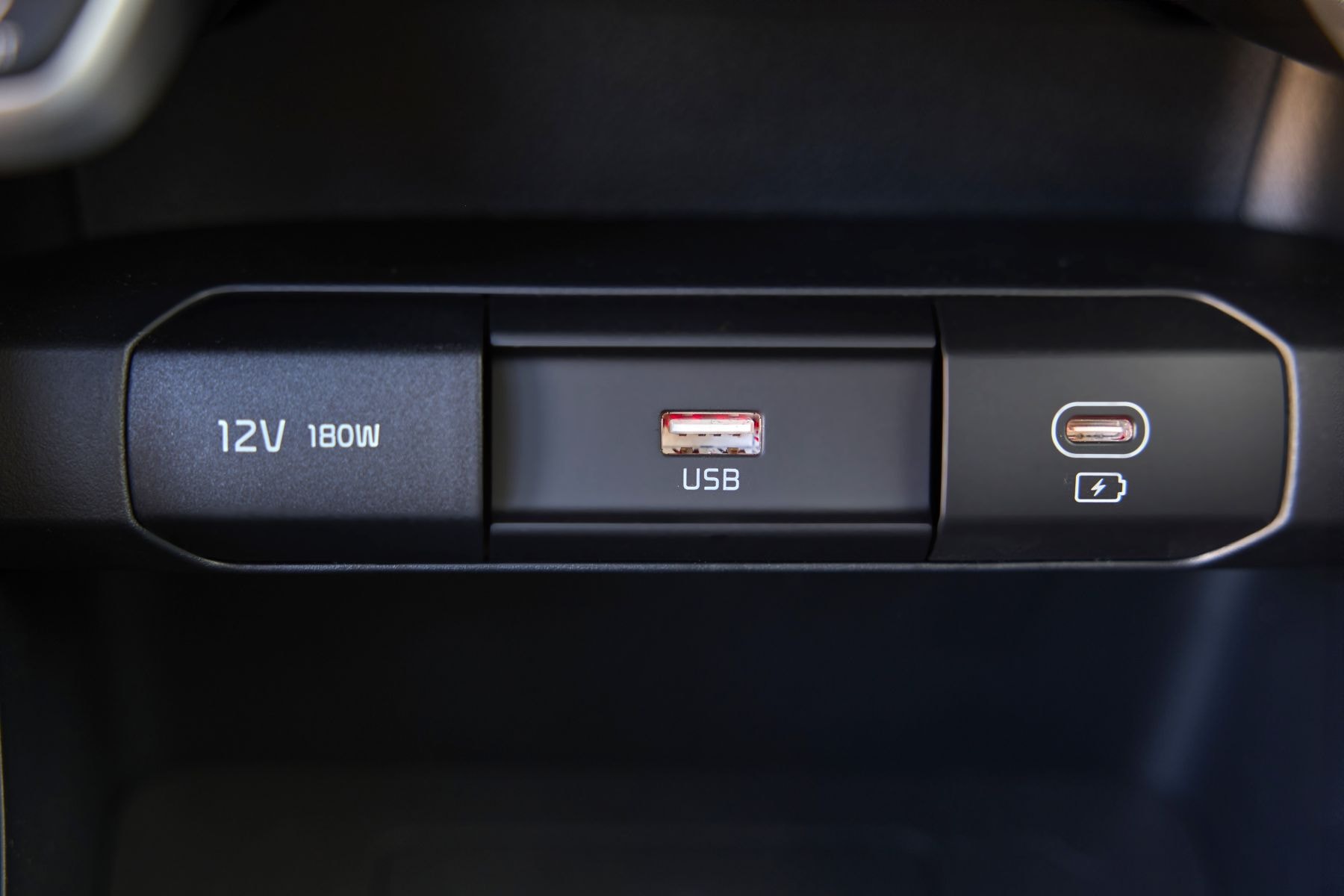 Vista lateral del Kia Picanto, resalta su diseño compacto y moderno.