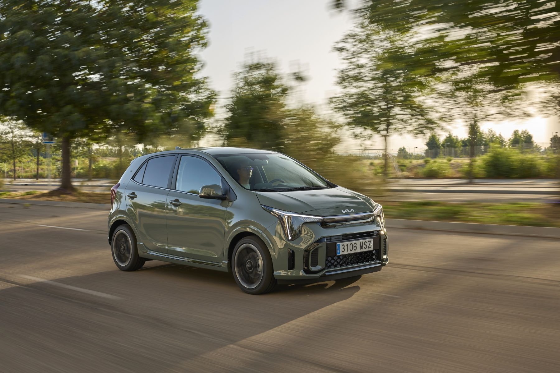 Vista frontal del Kia Picanto, destaca por su diseño moderno y llamativo.