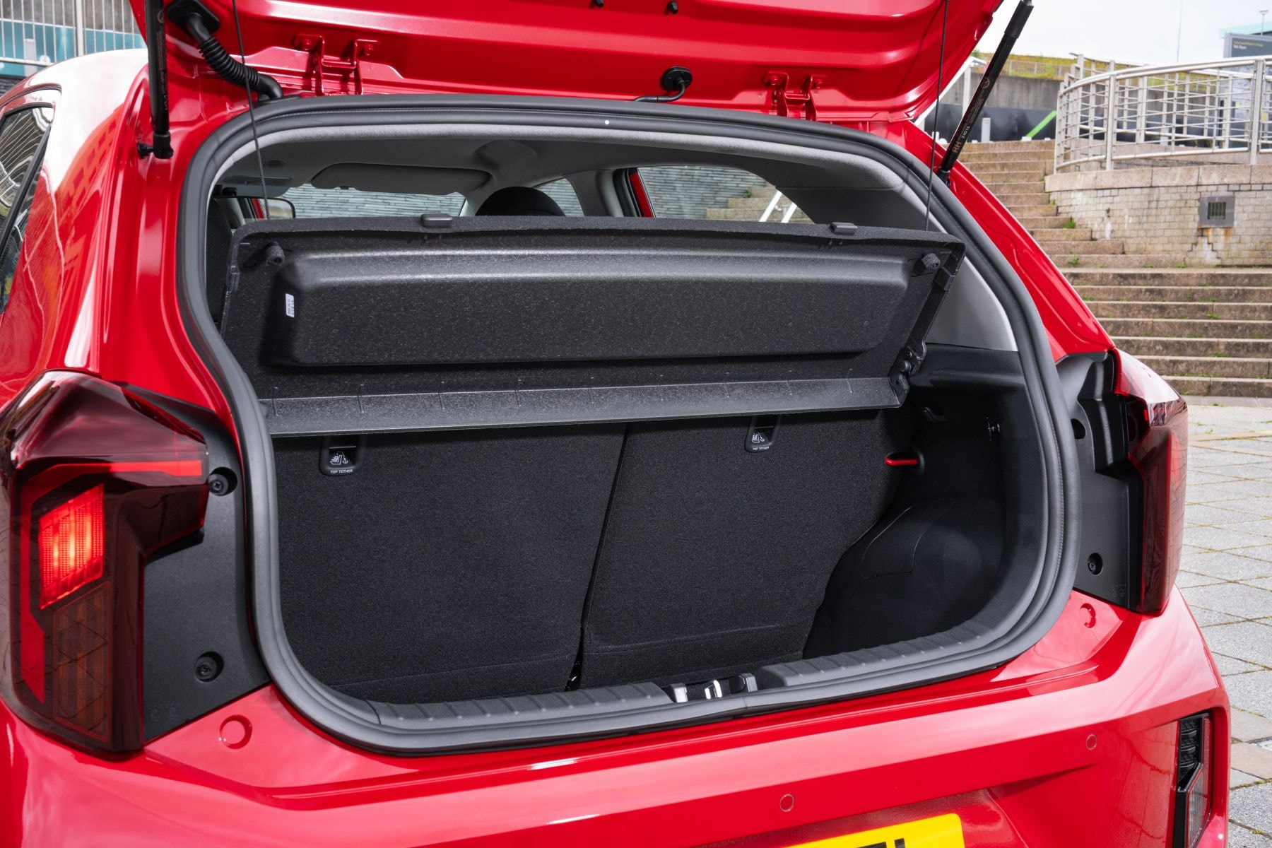 Perspectiva frontal del Kia Picanto mostrando su moderno diseño.