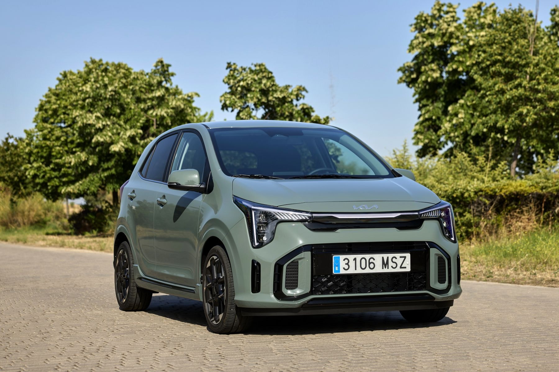 Vista frontal del Kia Picanto 2023, con un diseño más agresivo.