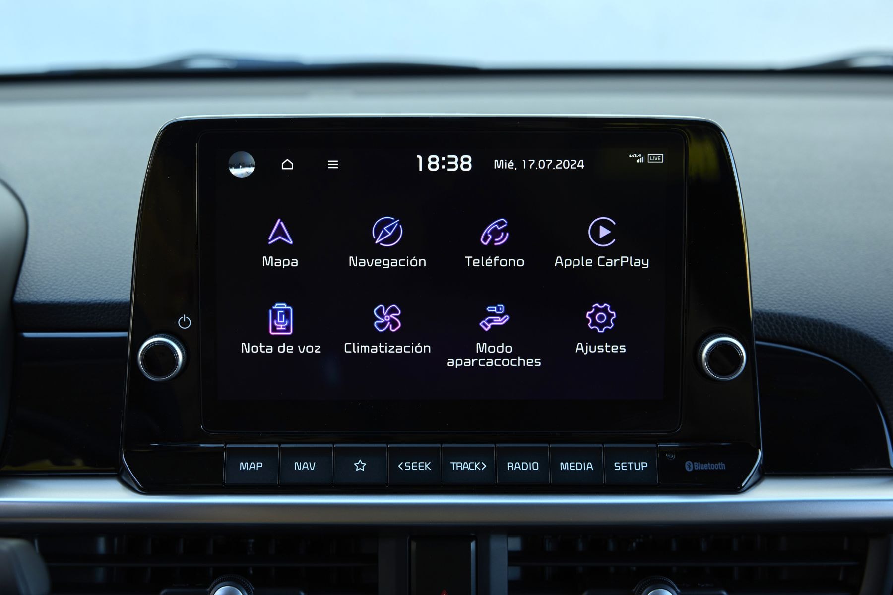 Vista frontal del Kia Picanto, destaca su diseño dinámico y moderno.