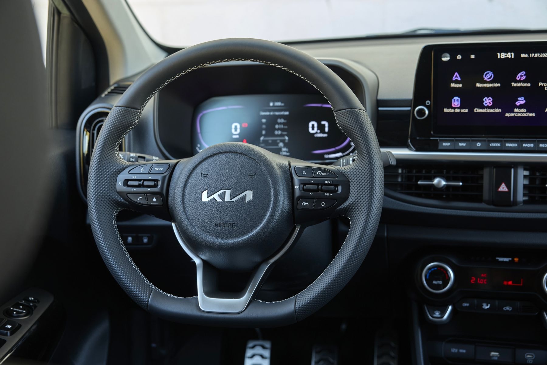 Panel de instrumentos digital del Kia Picanto, con información clara y moderna.