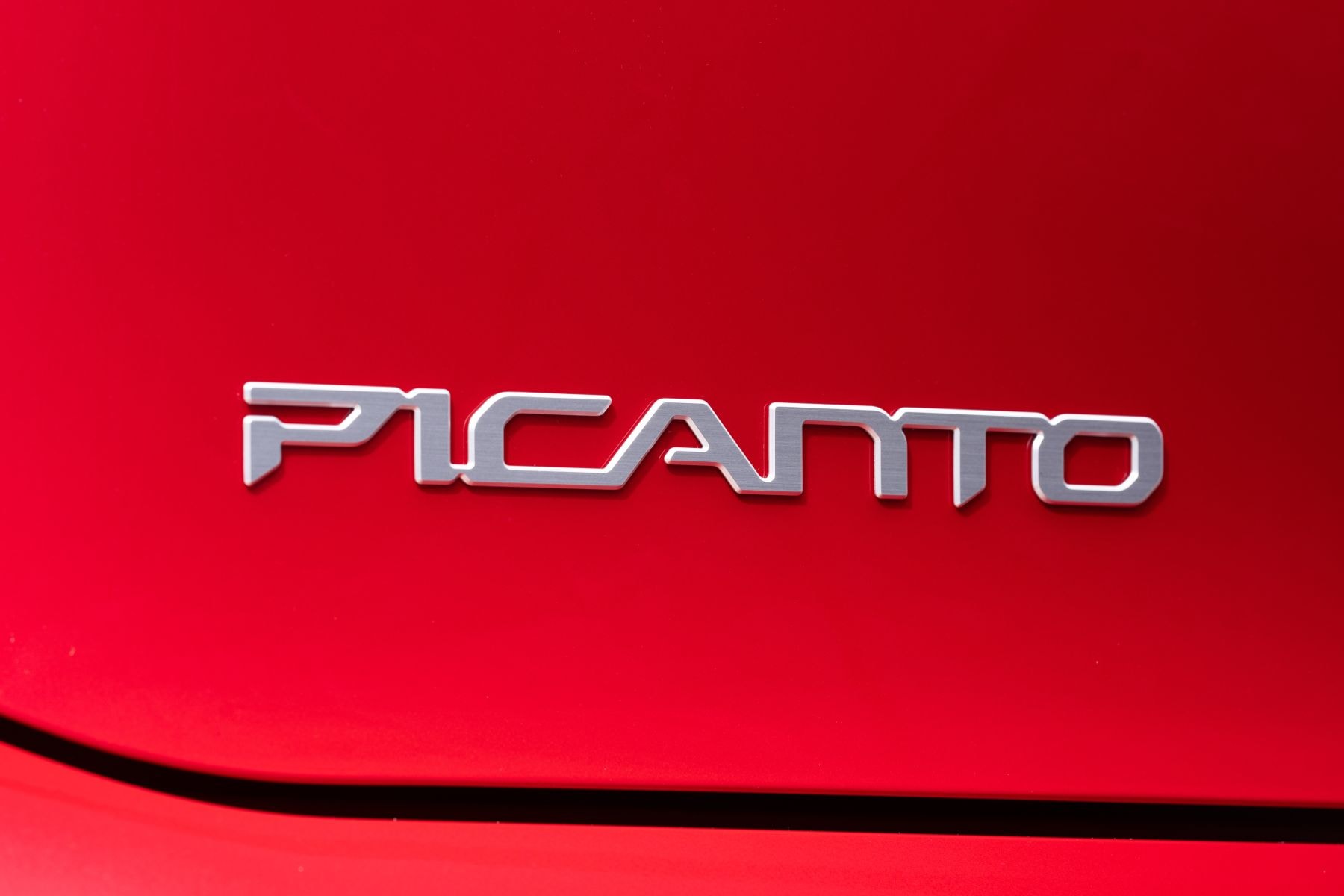 Vista lateral del Kia Picanto, mostrando su estilo compacto y dinámico.