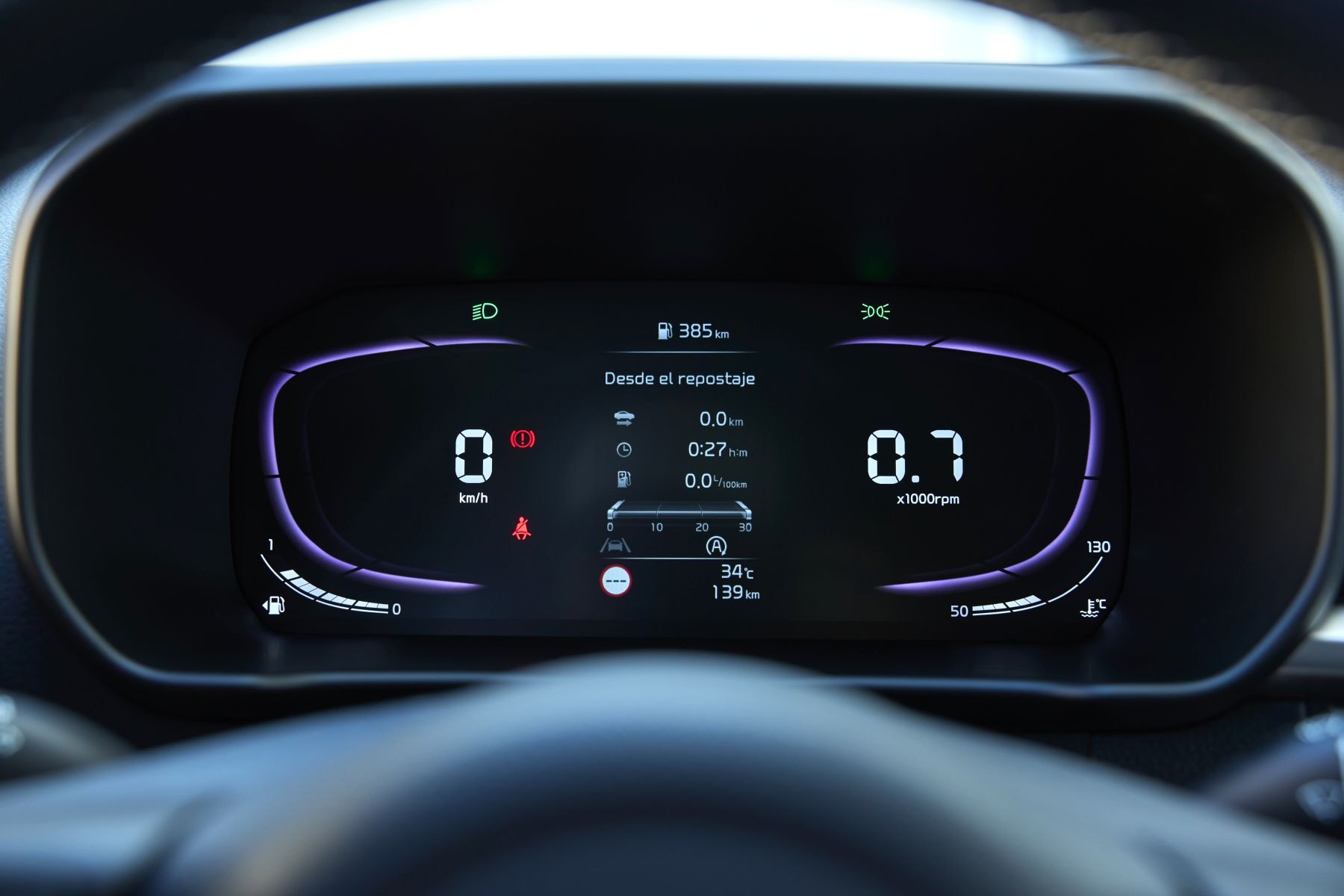 Vista lateral del Kia Picanto, resaltando su diseño compacto y dinámico.