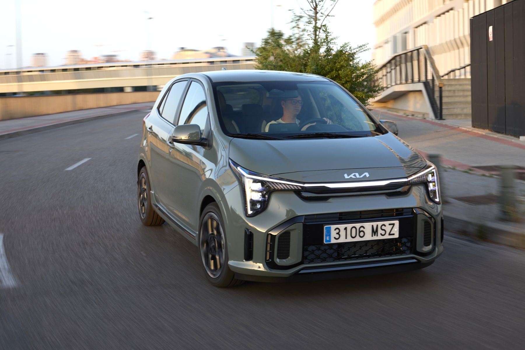 Vista lateral del Kia Picanto en un entorno urbano.