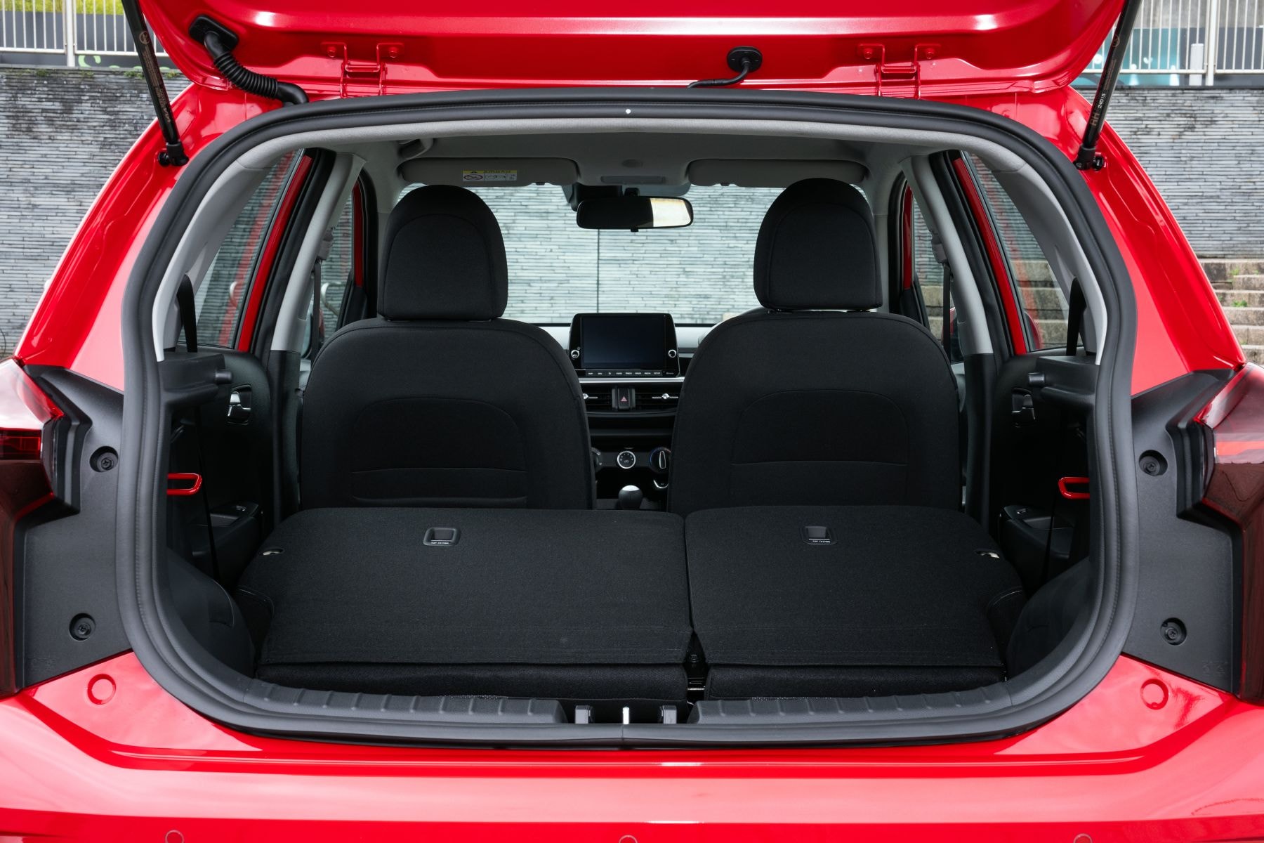 Maletero del Kia Picanto con tapa levantada, mostrando su espacio eficiente.