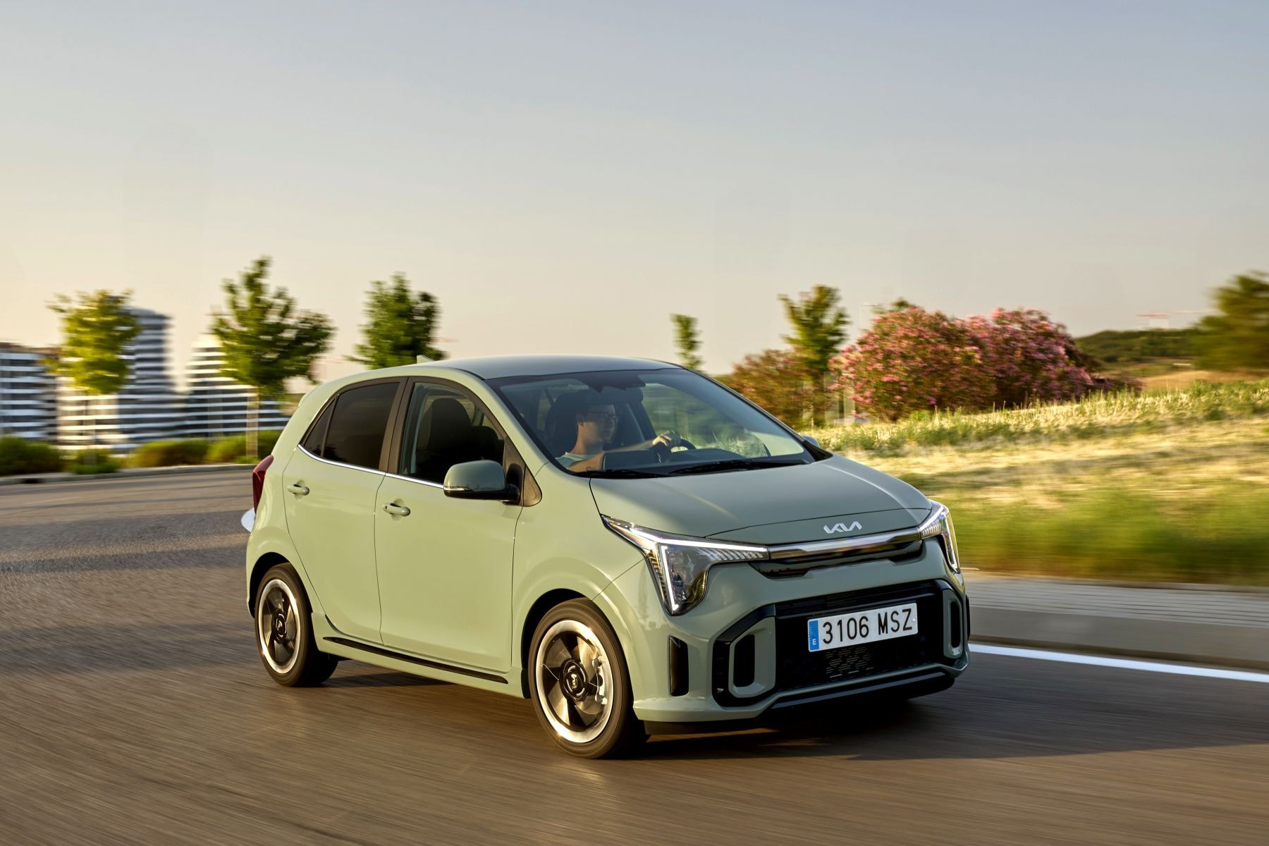 Maletero del Kia Picanto con asientos abatidos, aumentando la capacidad de carga.