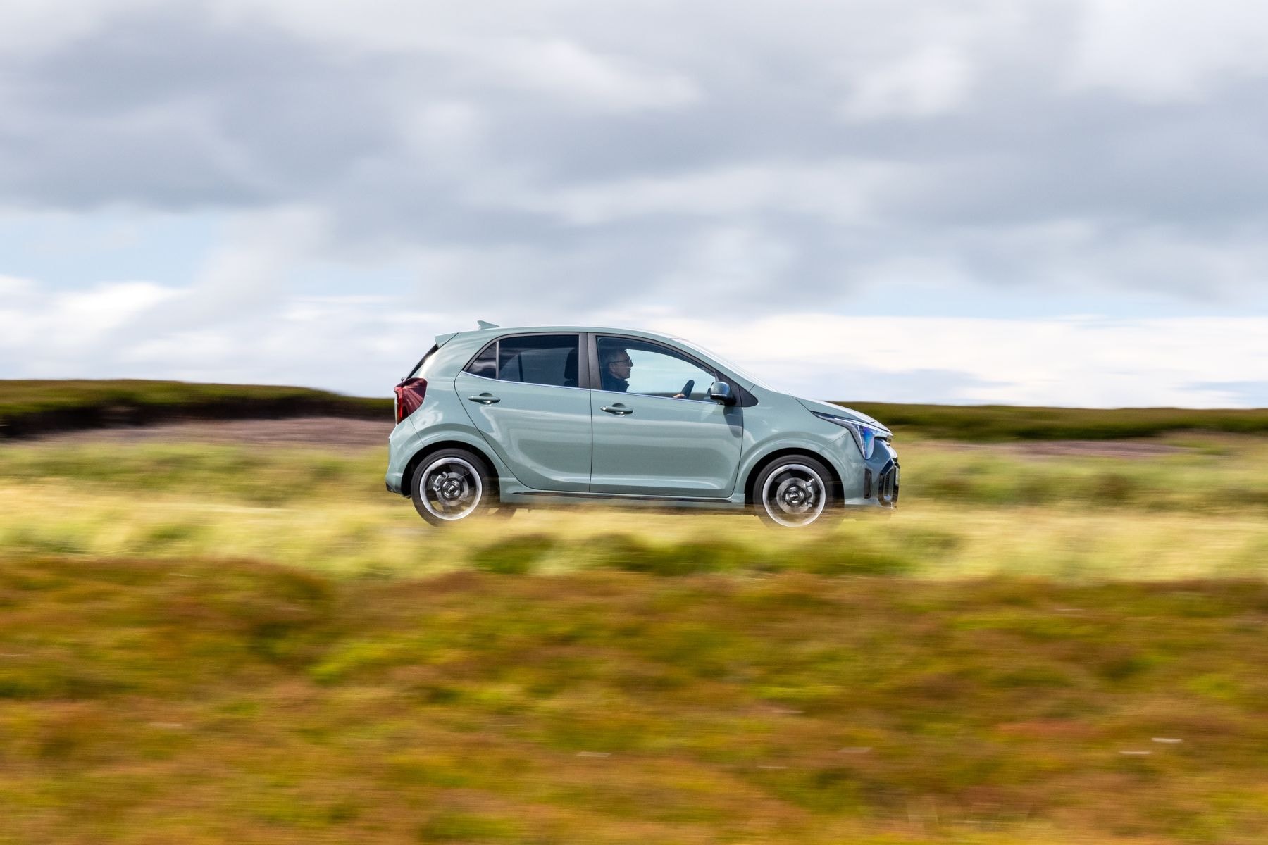 Kia Picanto en movimiento, mostrando su agilidad en un entorno natural.