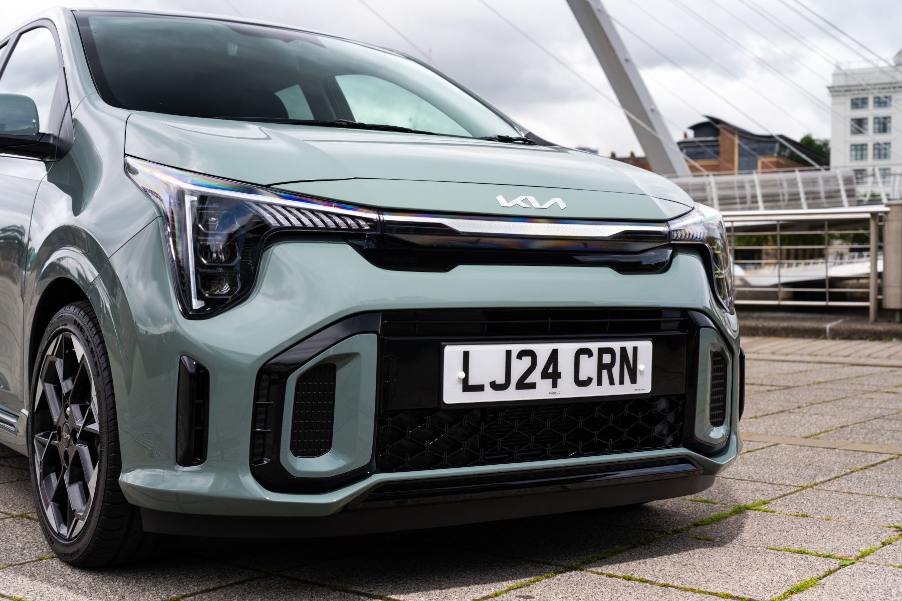 Kia Picanto estacionado, resaltando su atractivo en un entorno urbano.