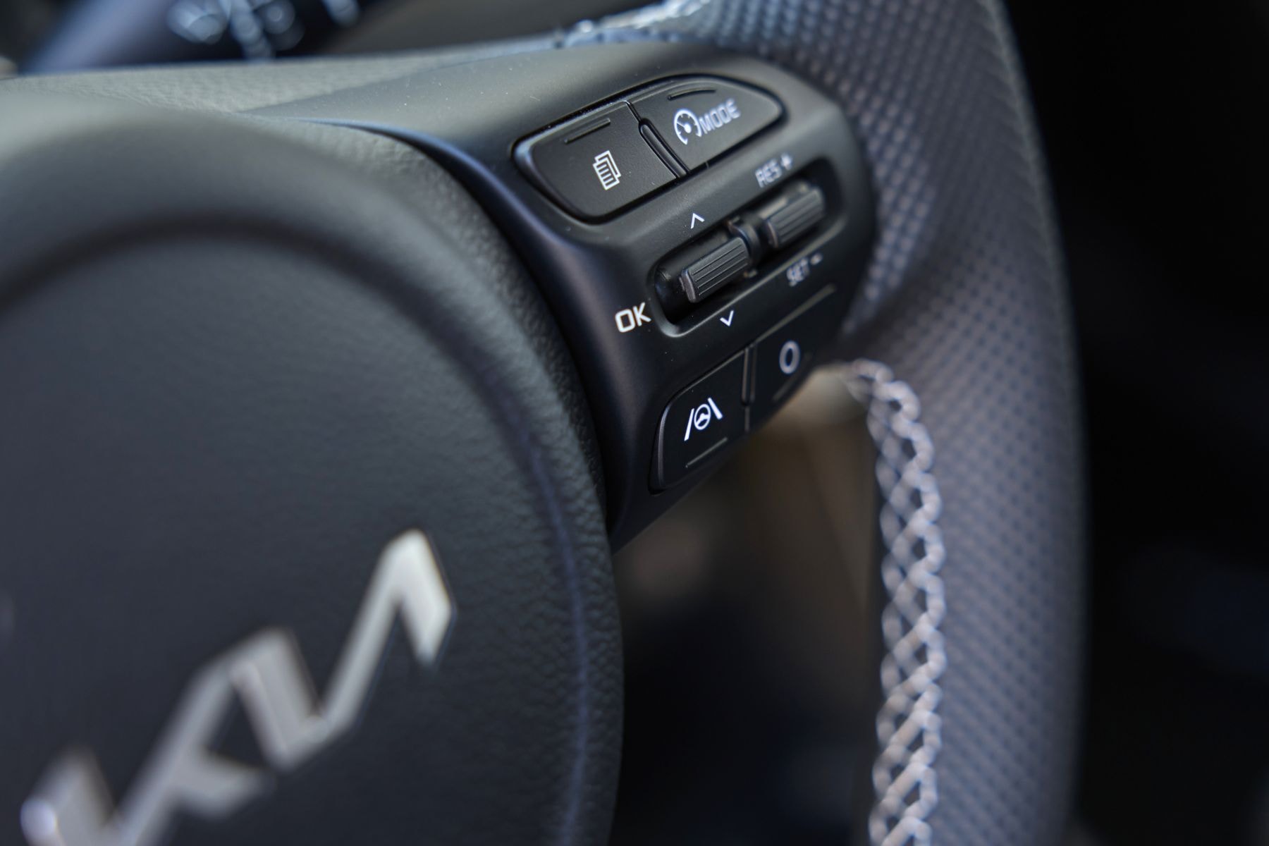 Vista trasera del Kia Picanto en una carretera, mostrando su agilidad.