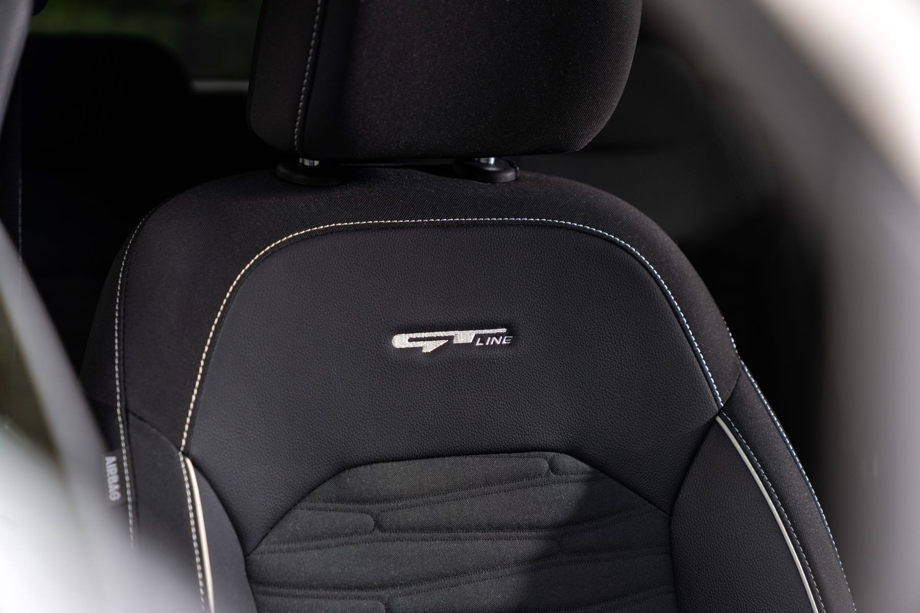 Detalle de la alfombrilla de Kia Proceed, diseño exclusivo.