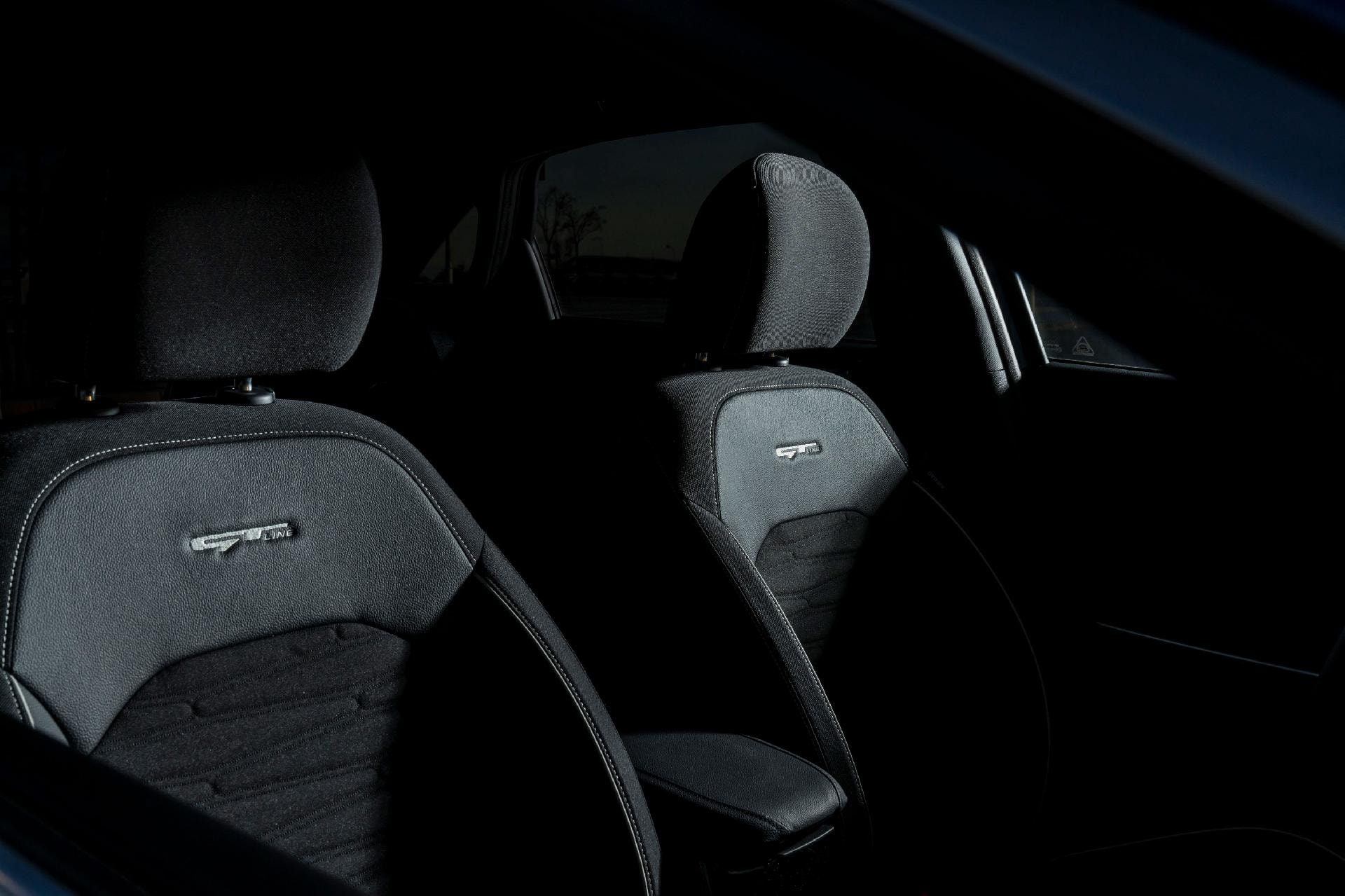 Detalle de los asientos traseros del Kia Proceed, mostrando costuras y diseño.