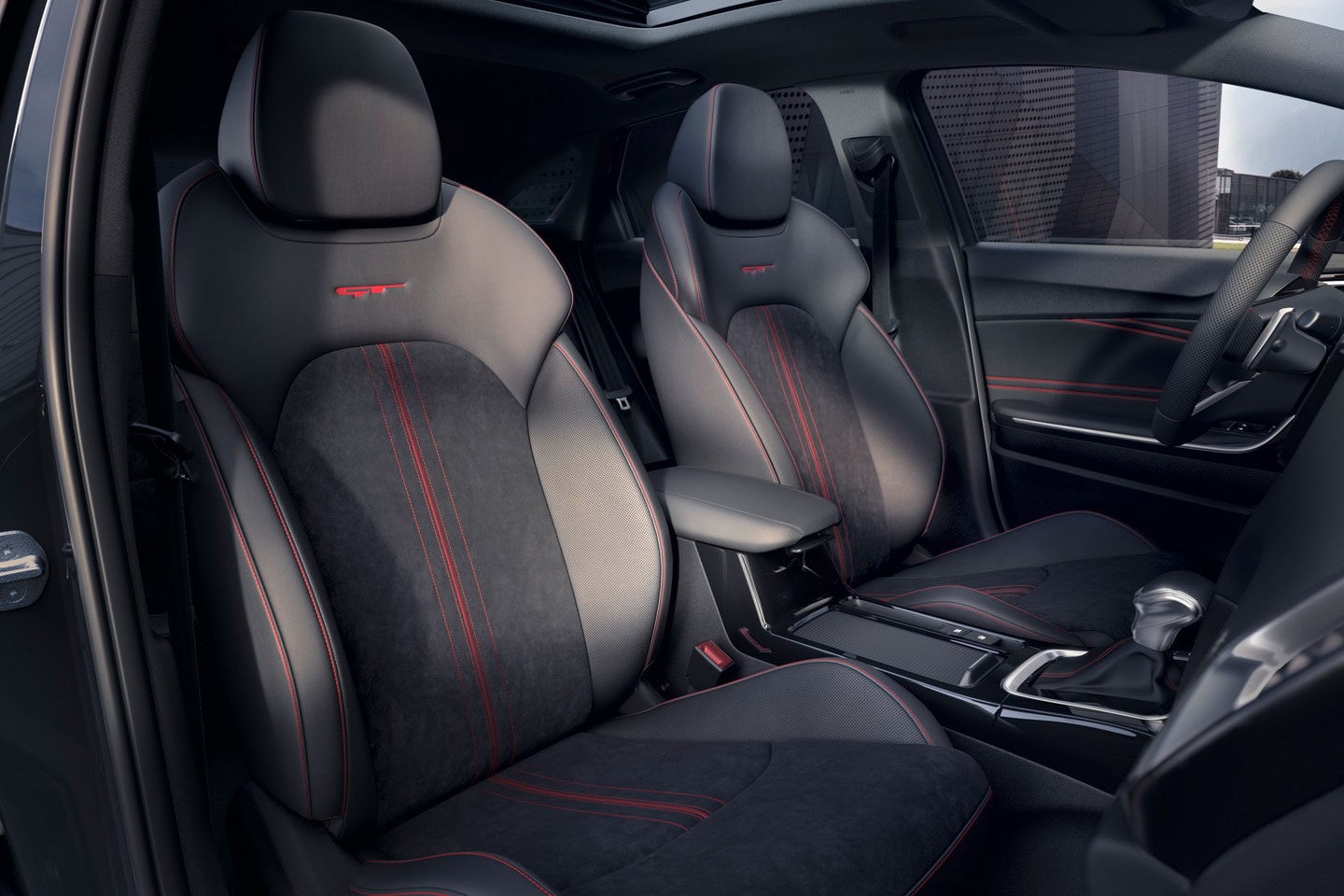 Asientos deportivos con detalles rojos en el habitáculo del Kia Proceed.