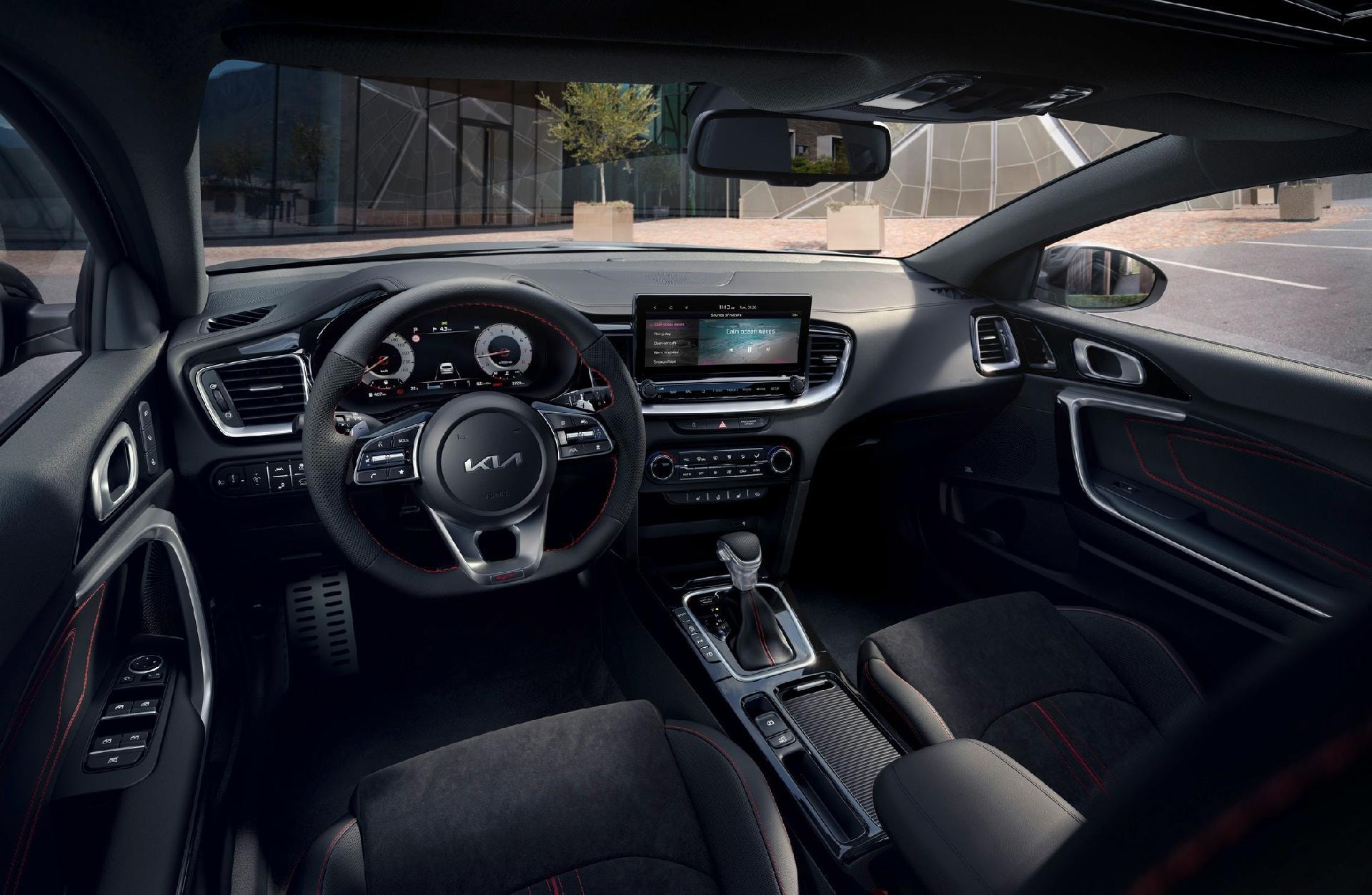 Vista del panel de instrumentos y volante en el interior del Kia Proceed.