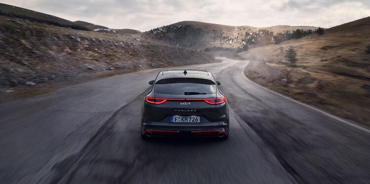 Perspectiva trasera del Kia Proceed en carretera, enfatiza su dinamismo. Perspectiva trasera del Kia Proceed en carretera, enfatiza su dinamismo.