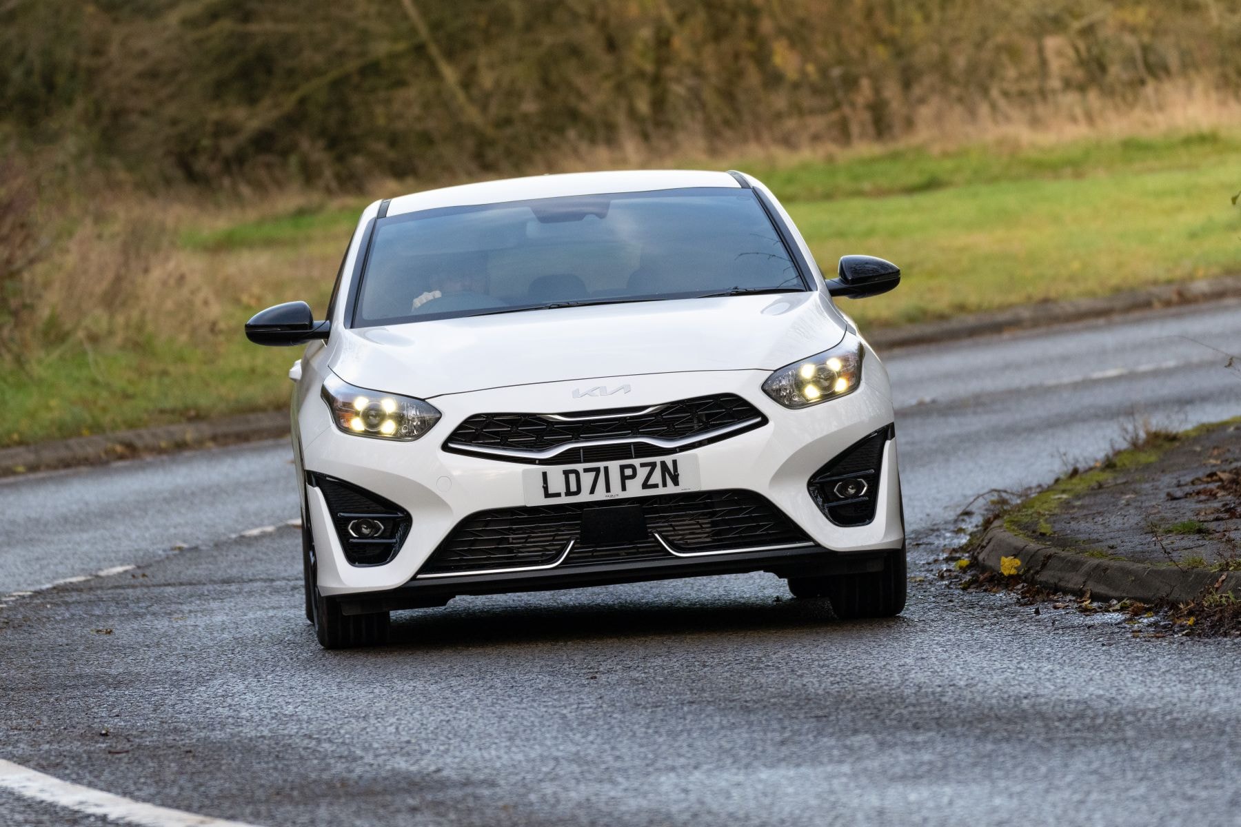 Kia Proceed tomando una curva, muestra su estabilidad.