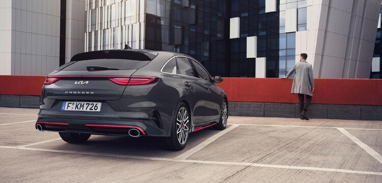 Vista trasera del Kia Proceed destacando su estilo coupé. Vista trasera del Kia Proceed destacando su estilo coupé.