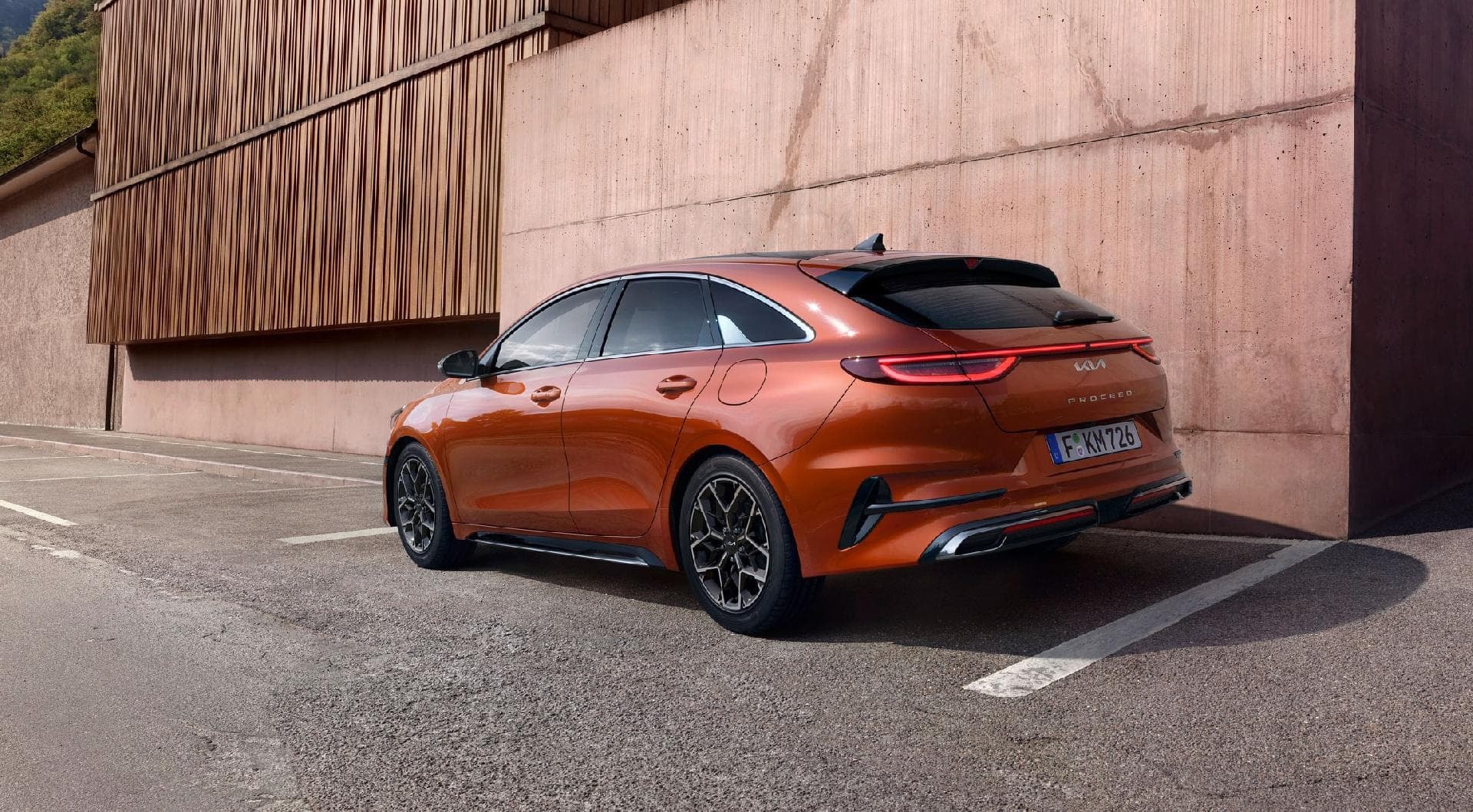 El Kia Proceed muestra su silueta y diseño trasero siendo estacionado.