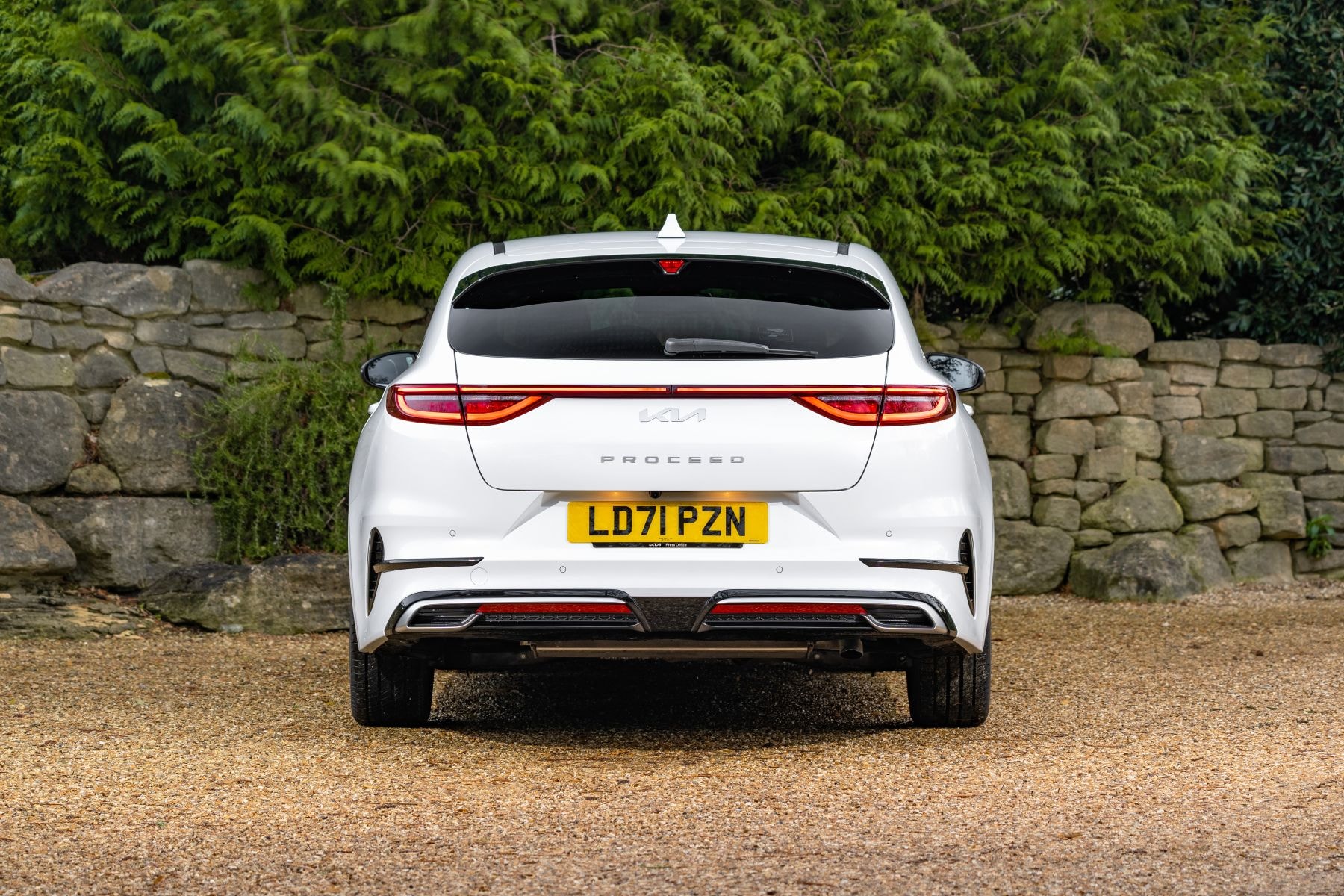 Kia Proceed en vista lateral estática, resalta su diseño elegante.