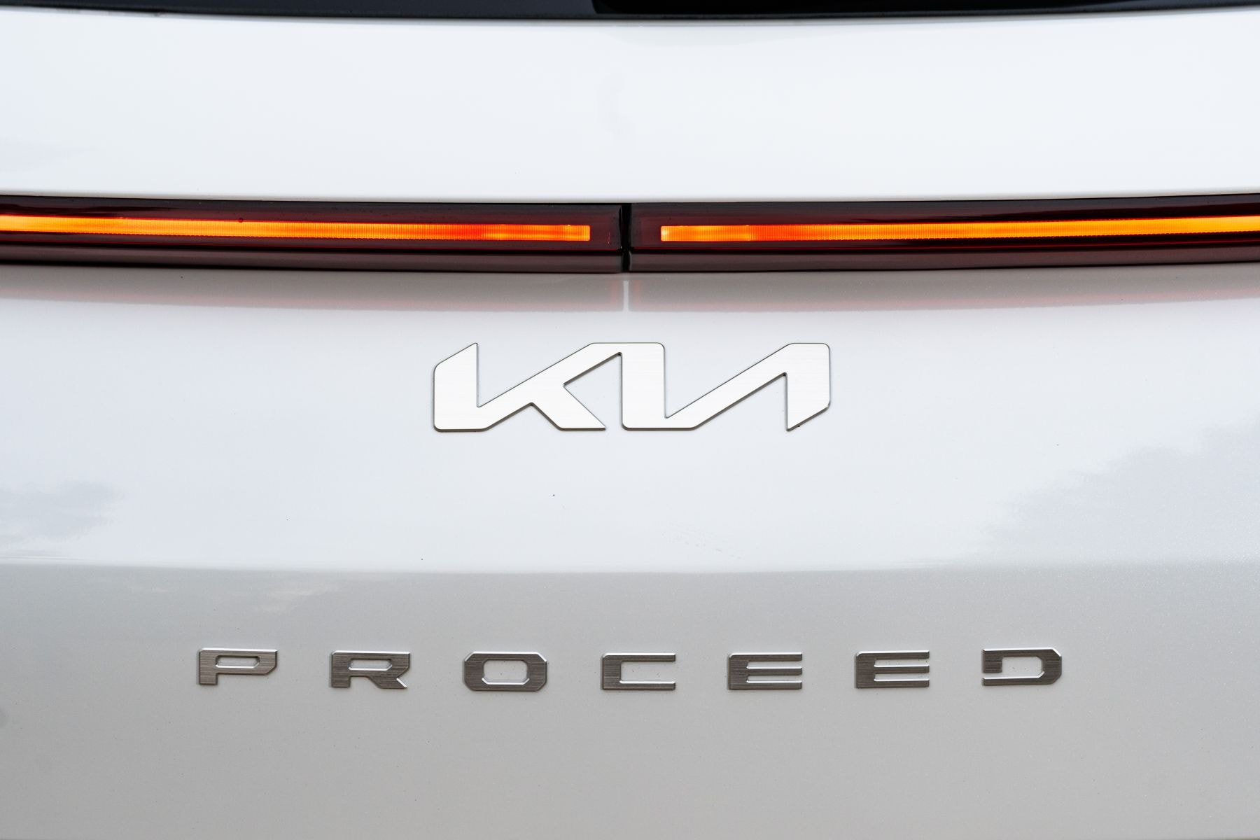 Faro del Kia Proceed, diseño moderno que aporta visibilidad y seguridad.