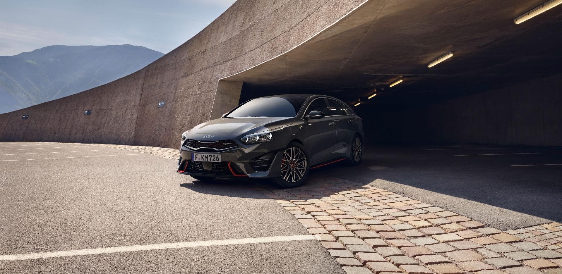 Imagen frontal y lateral del Kia Proceed en un entorno urbano.