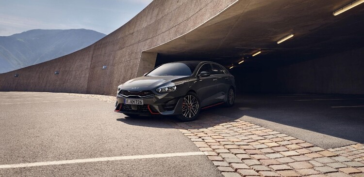 Imagen frontal y lateral del Kia Proceed en un entorno urbano. Imagen frontal y lateral del Kia Proceed en un entorno urbano.