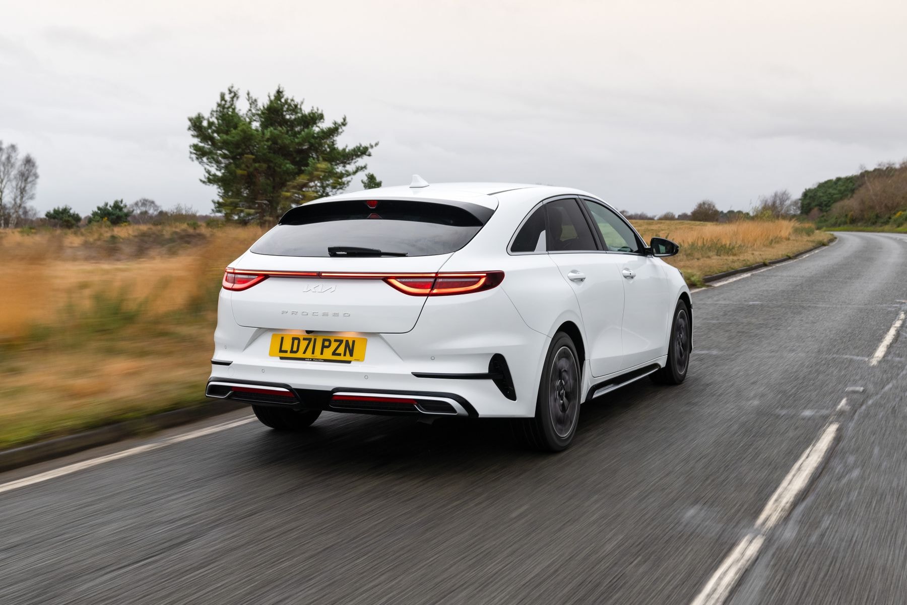 Kia Proceed en movimiento, destaca su diseño aerodinámico.