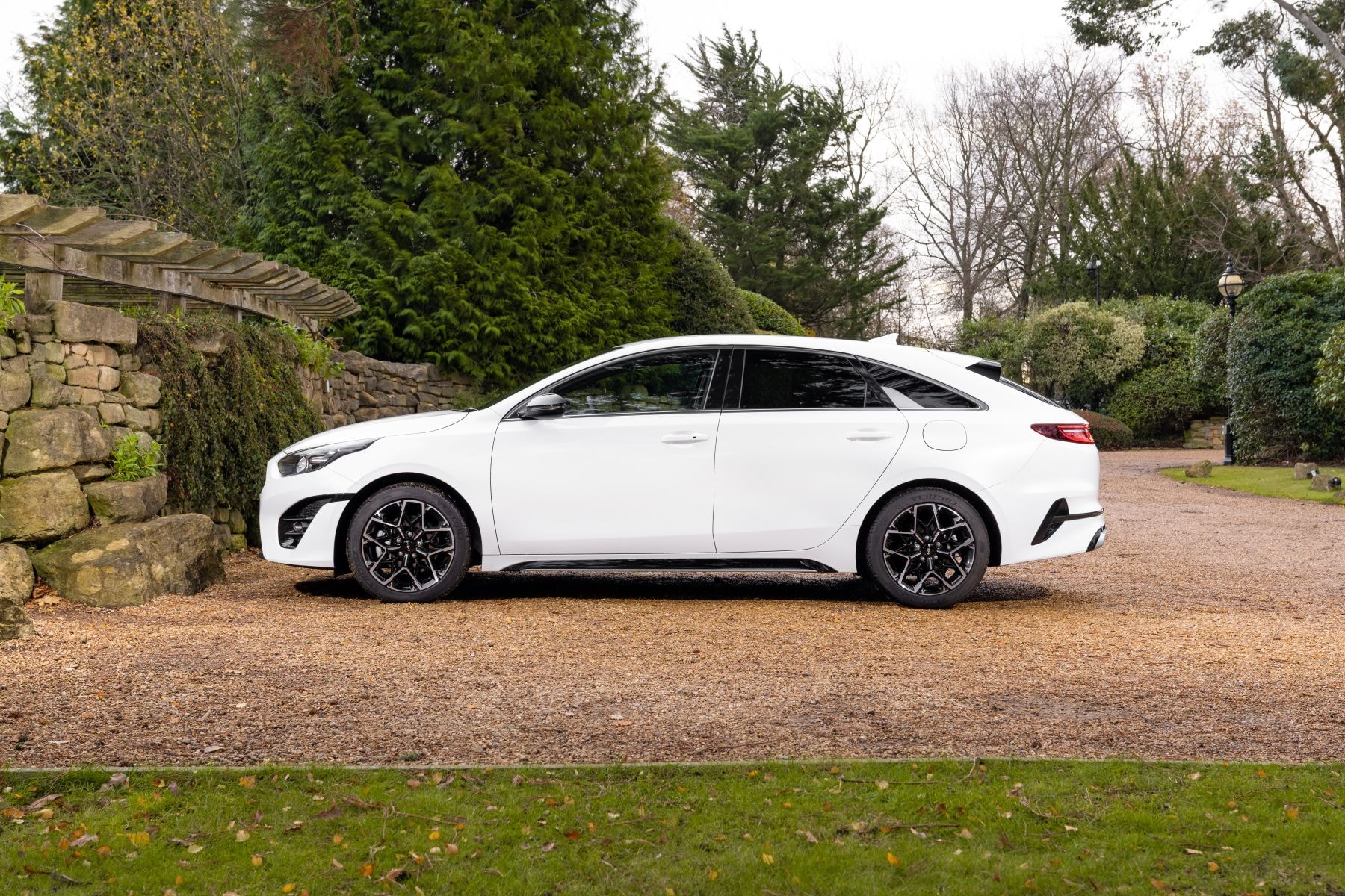 Vista lateral del Kia Proceed, destacando su diseño aerodinámico.