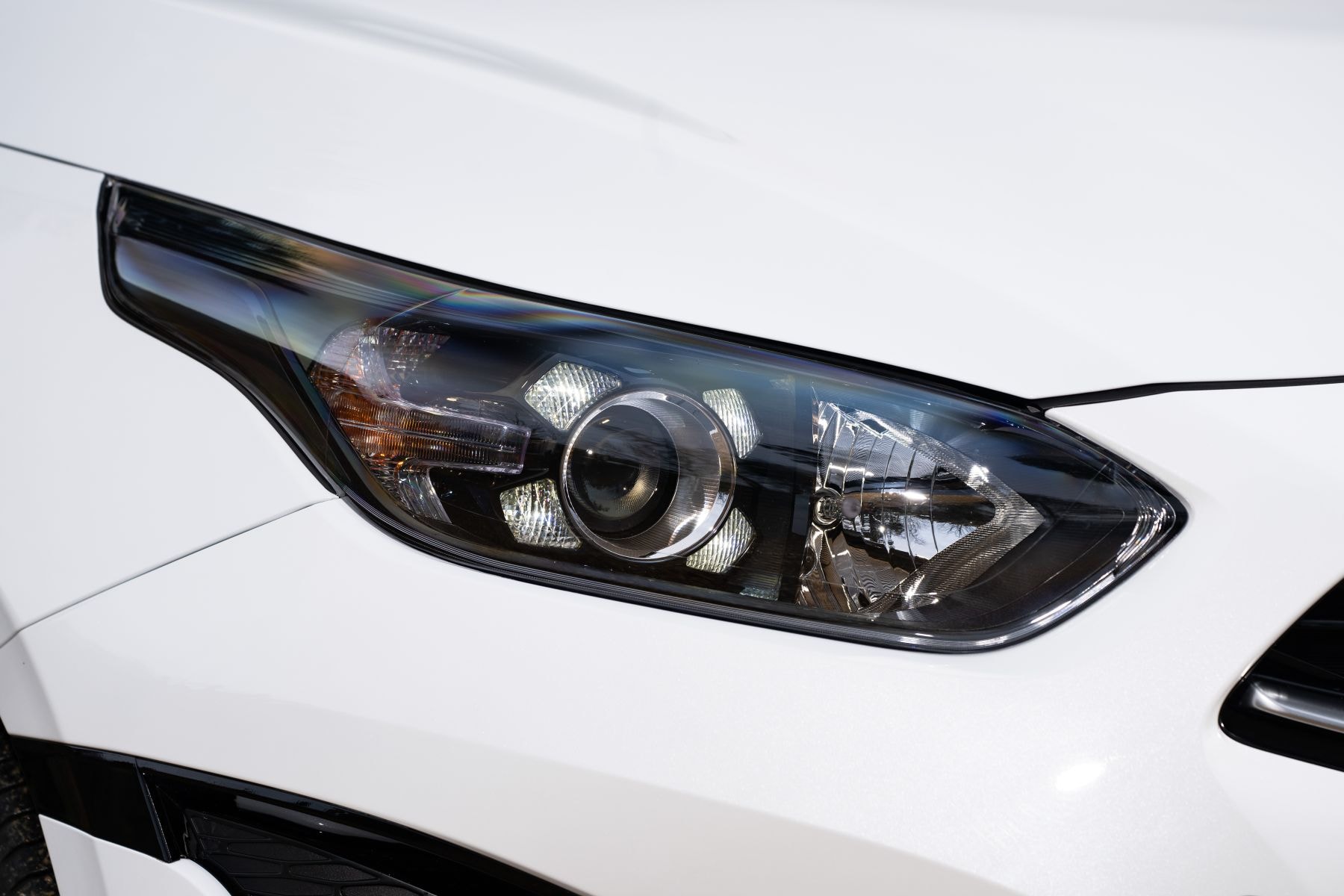 Logotipo de Kia en la parrilla frontal, símbolo de calidad y diseño.