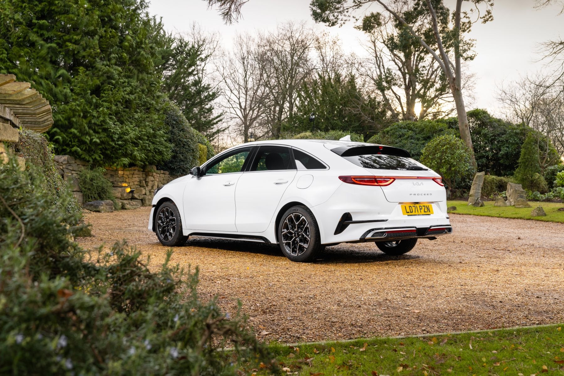 Kia Proceed rodando, destaca su diseño dinámico.