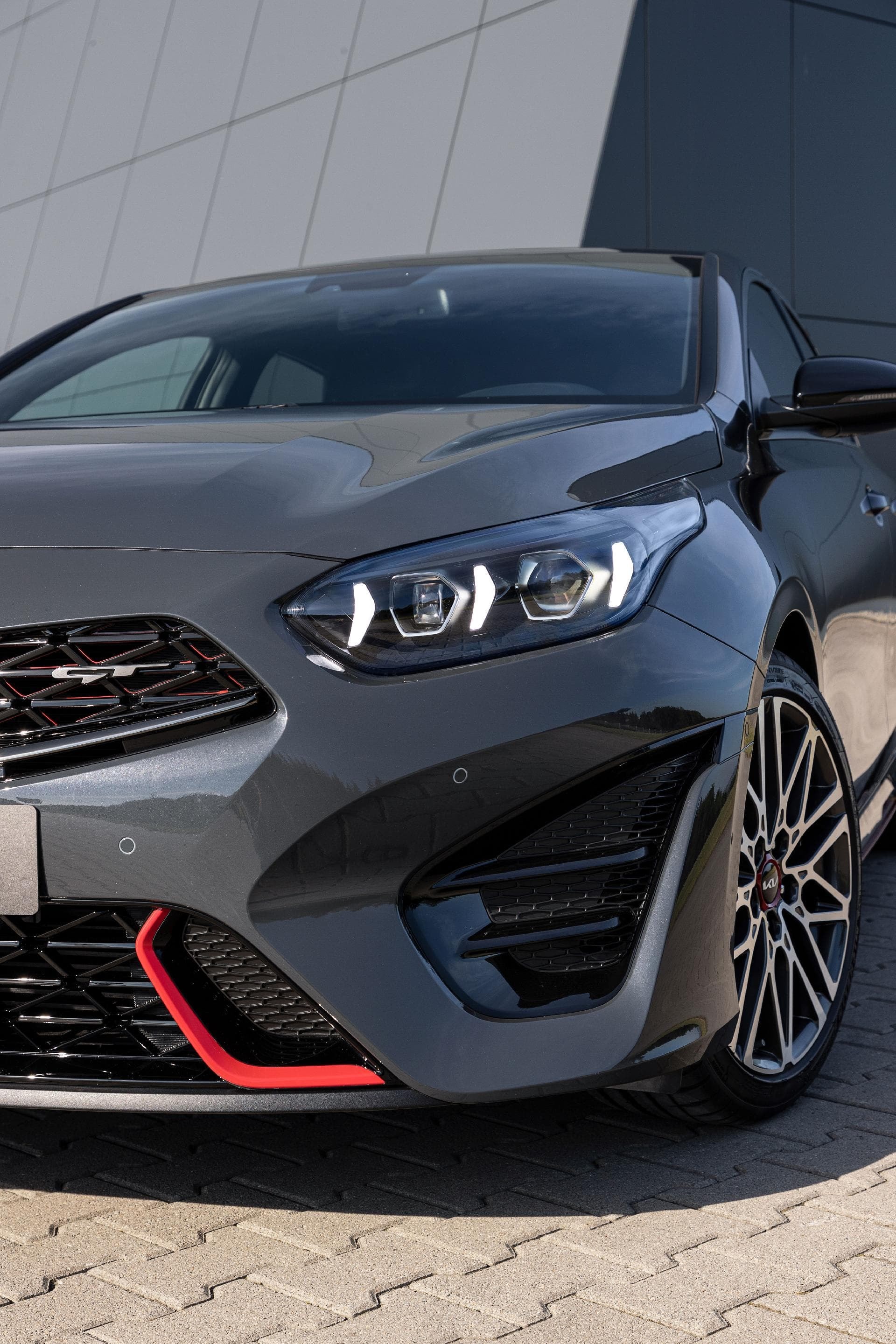 Primer plano de los detalles estilizados del frontal del Kia Proceed.
