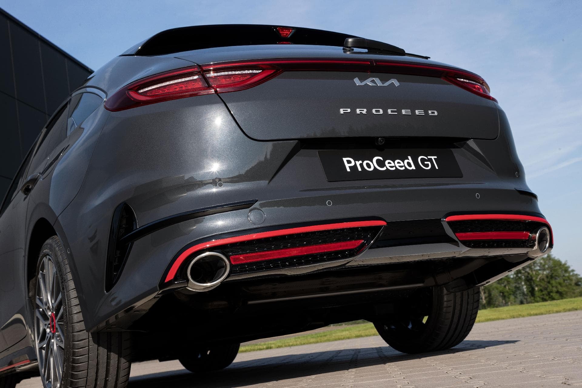 Vista trasera del Kia Proceed GT con acentos deportivos y doble escape.