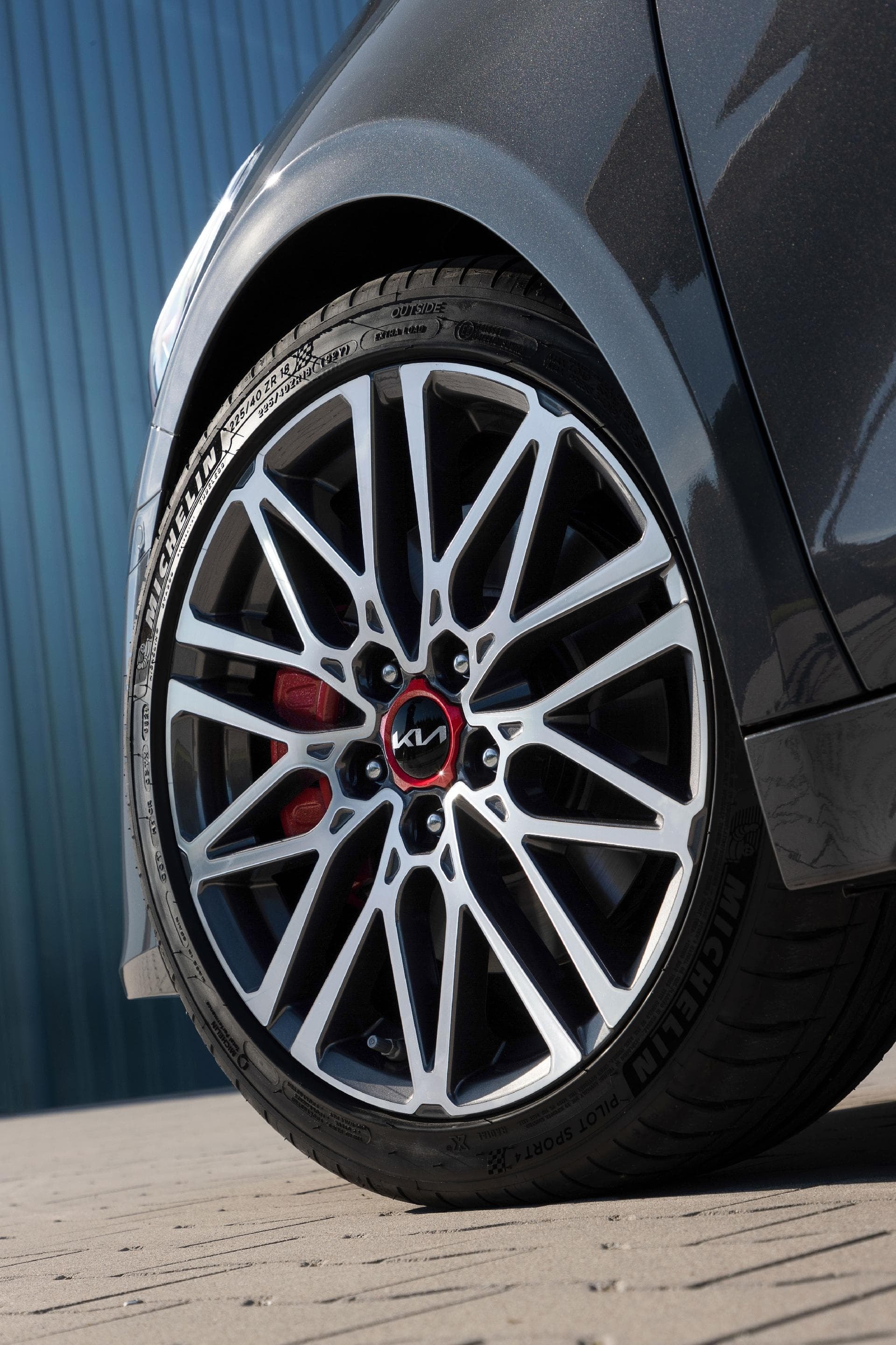 Detalle de la rueda deportiva del Kia Proceed GT con frenos de alto rendimiento.