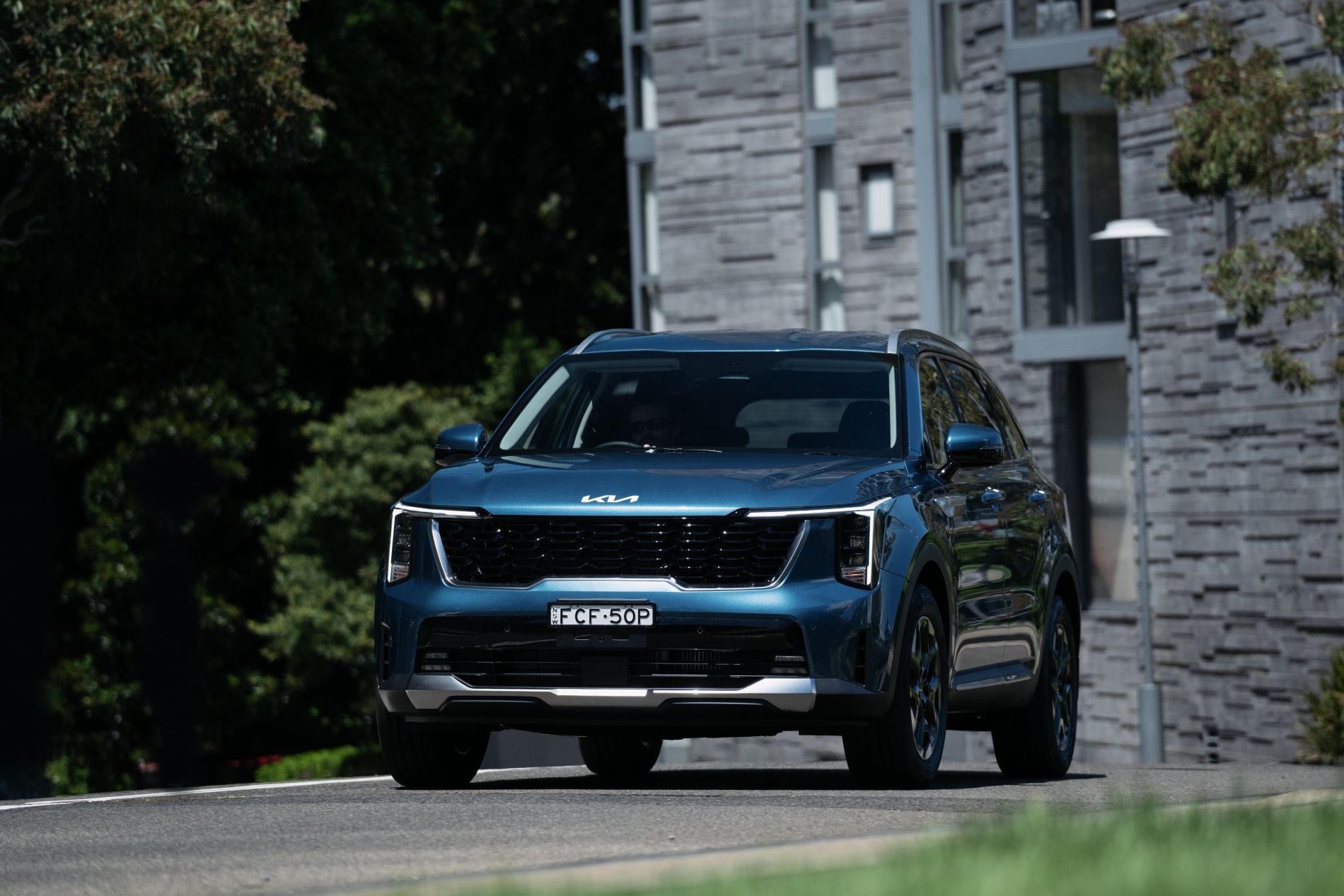 Los asientos traseros del Kia Sorento Híbrido, espacio y confort asegurados.