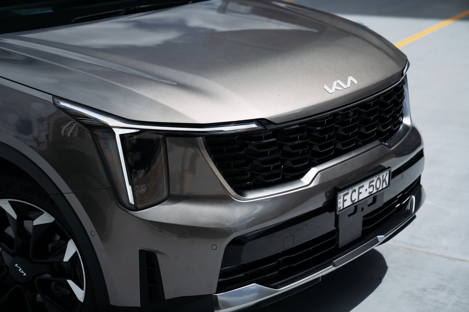 Detalle de los faros que emplea el Kia Sorento Híbrido, modernidad y tecnología.