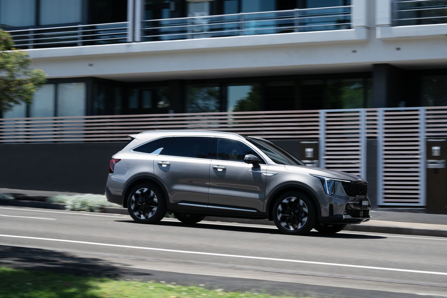 Vista lateral del Kia Sorento Híbrido, una SUV robusta y elegante.