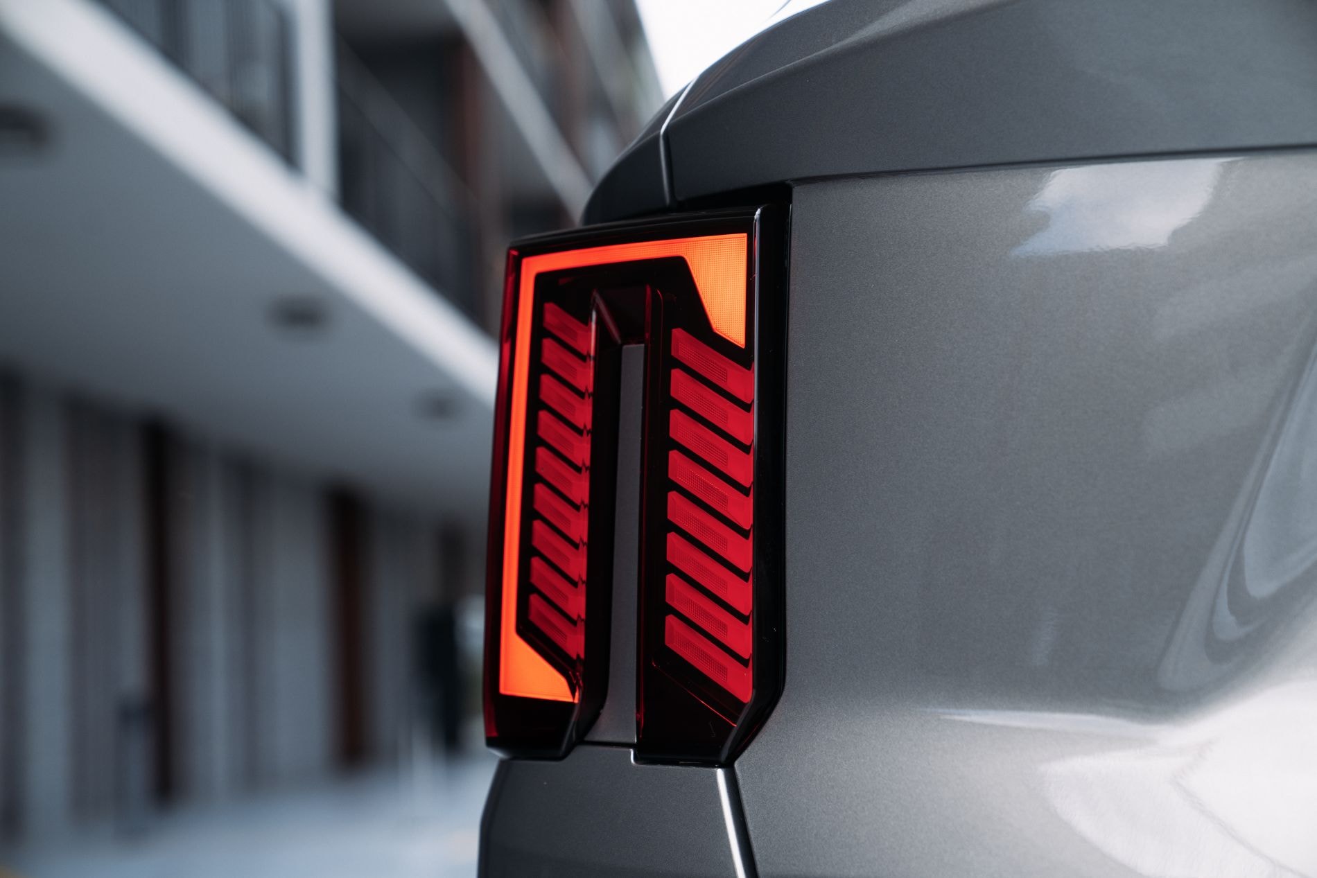 El Kia Sorento Híbrido 2023 destaca con un diseño moderno y deportivo.