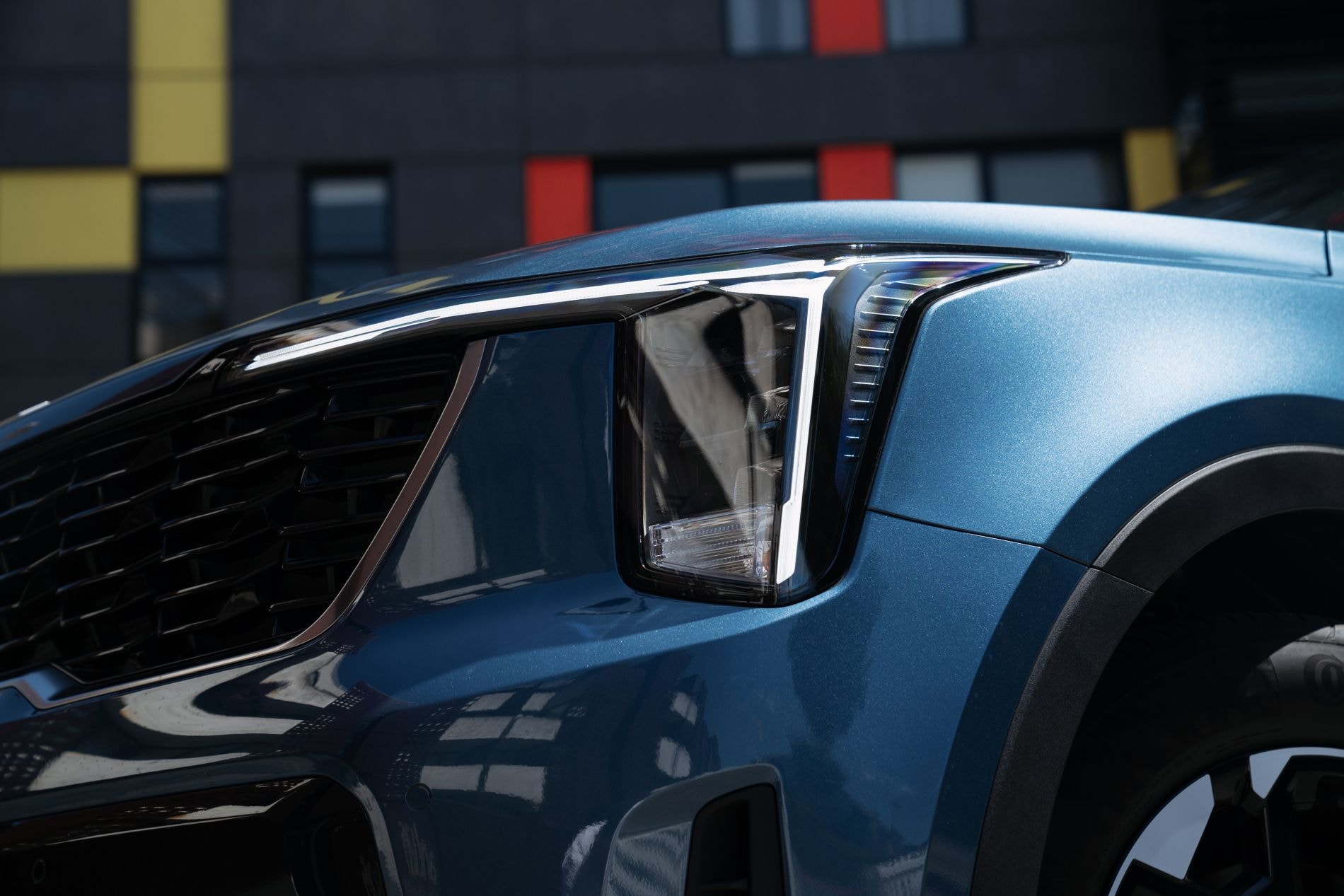 Una imagen lateral que muestra la imponente presencia del Kia Sorento.