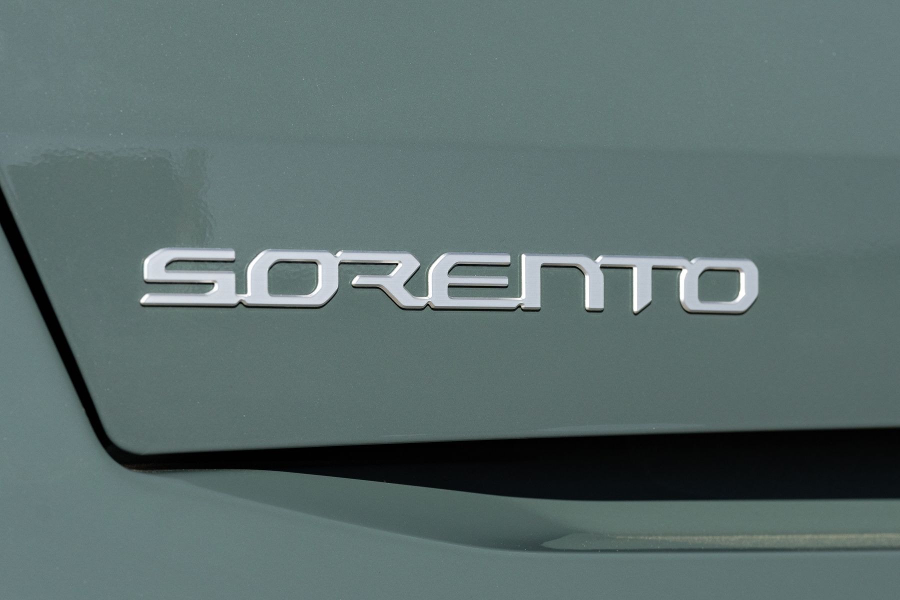 Asientos traseros cómodos y funcionales, ideales para familia.