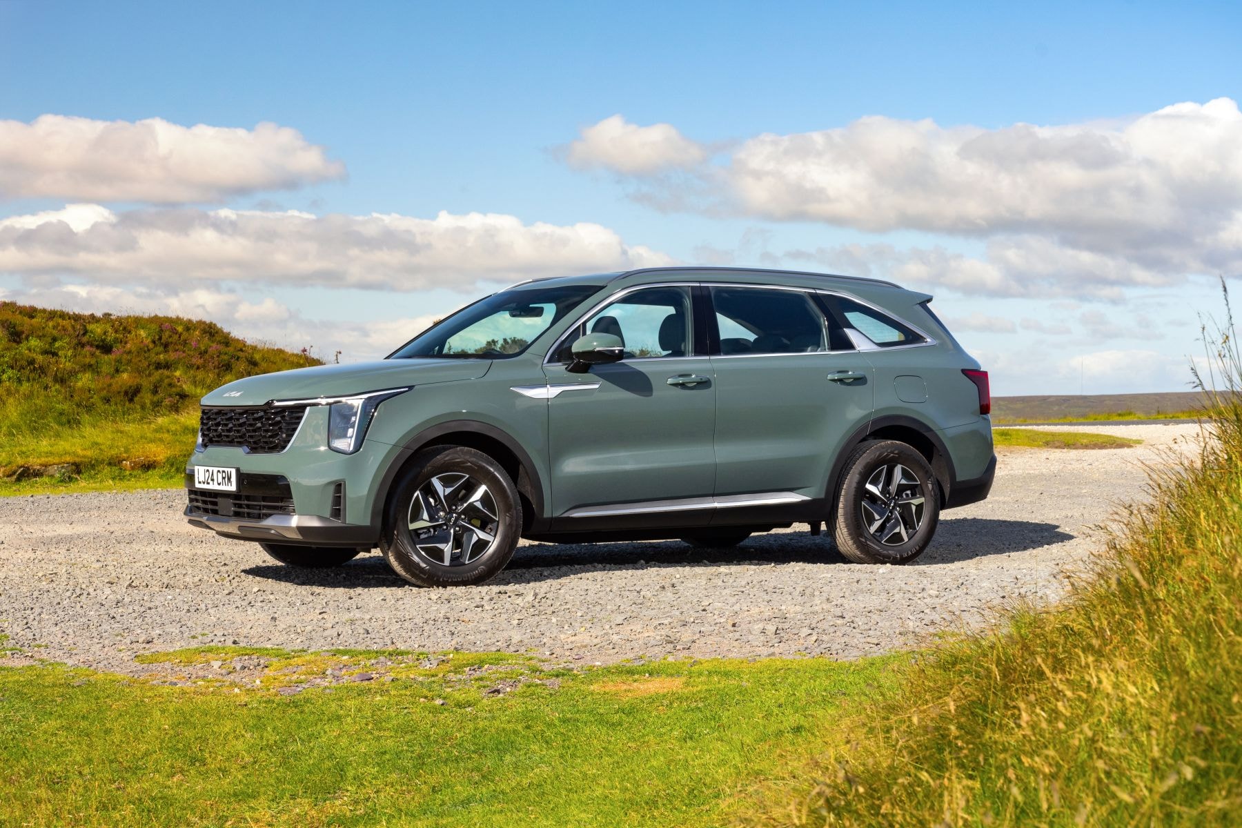 Asientos cómodos y espaciosos del Kia Sorento Híbrido, perfectos para viajes.