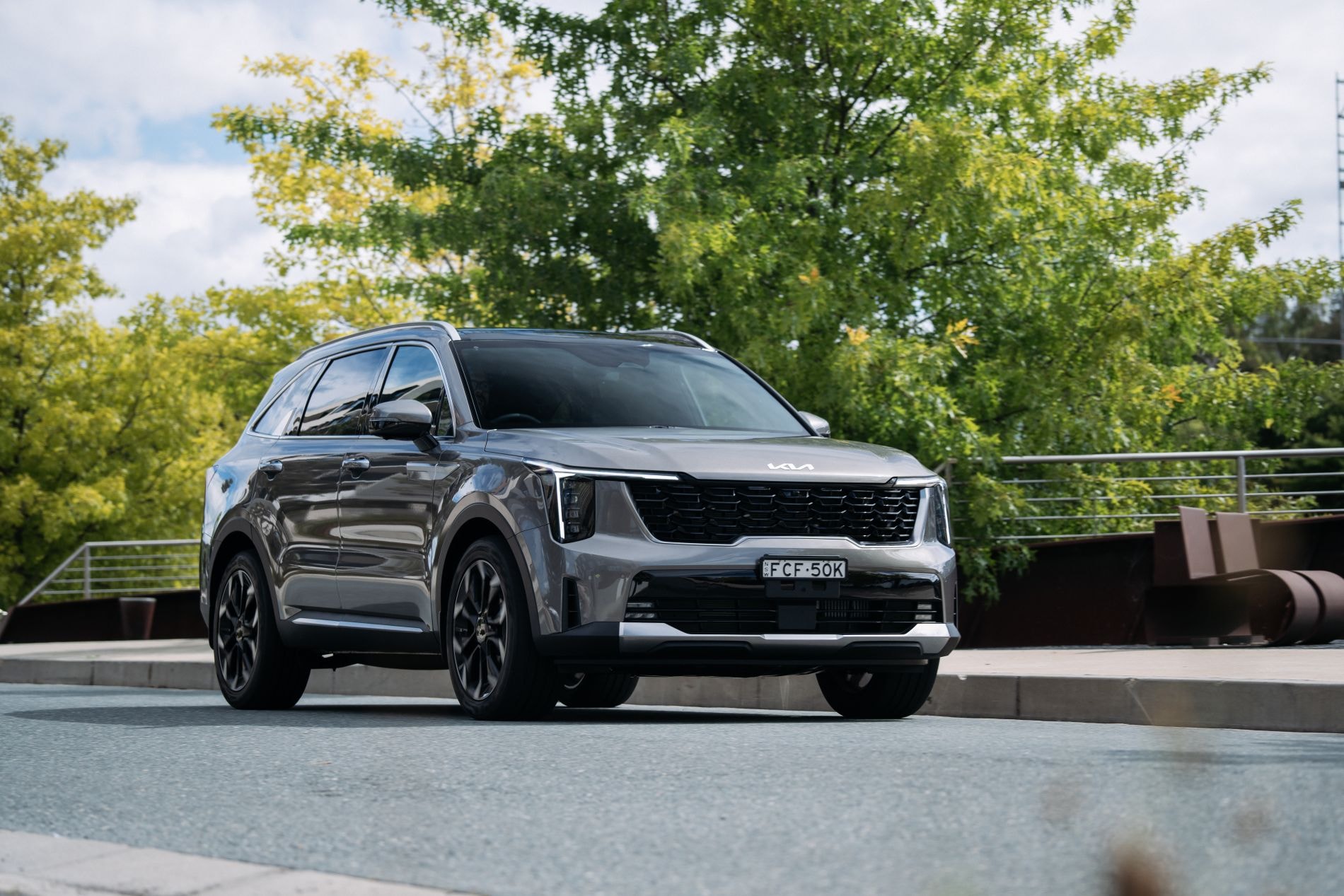 Kia Sorento Híbrido en color azul, mostrando su líneas audaces.