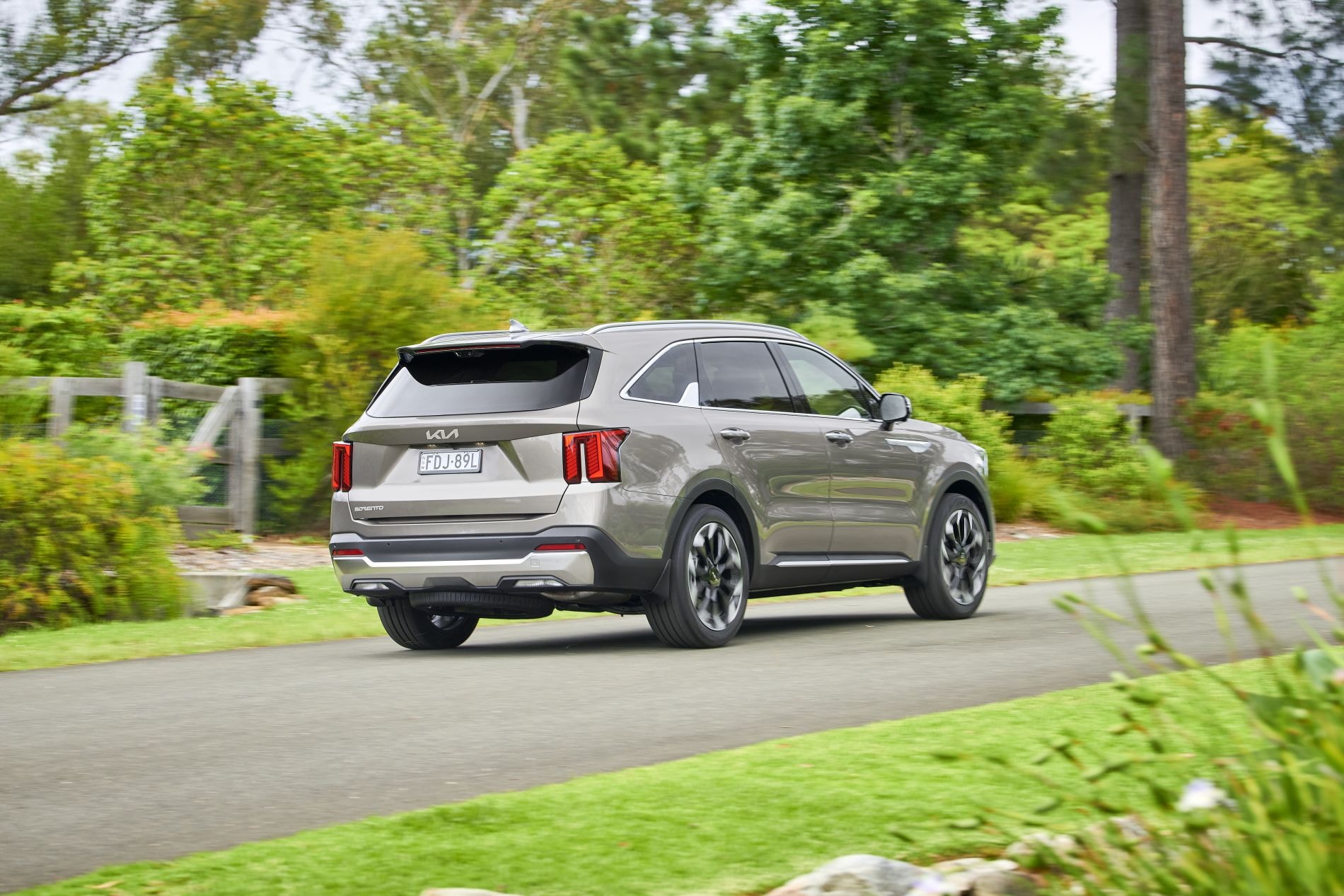 El Kia Sorento Híbrido abordando curvas con elegancia y control.