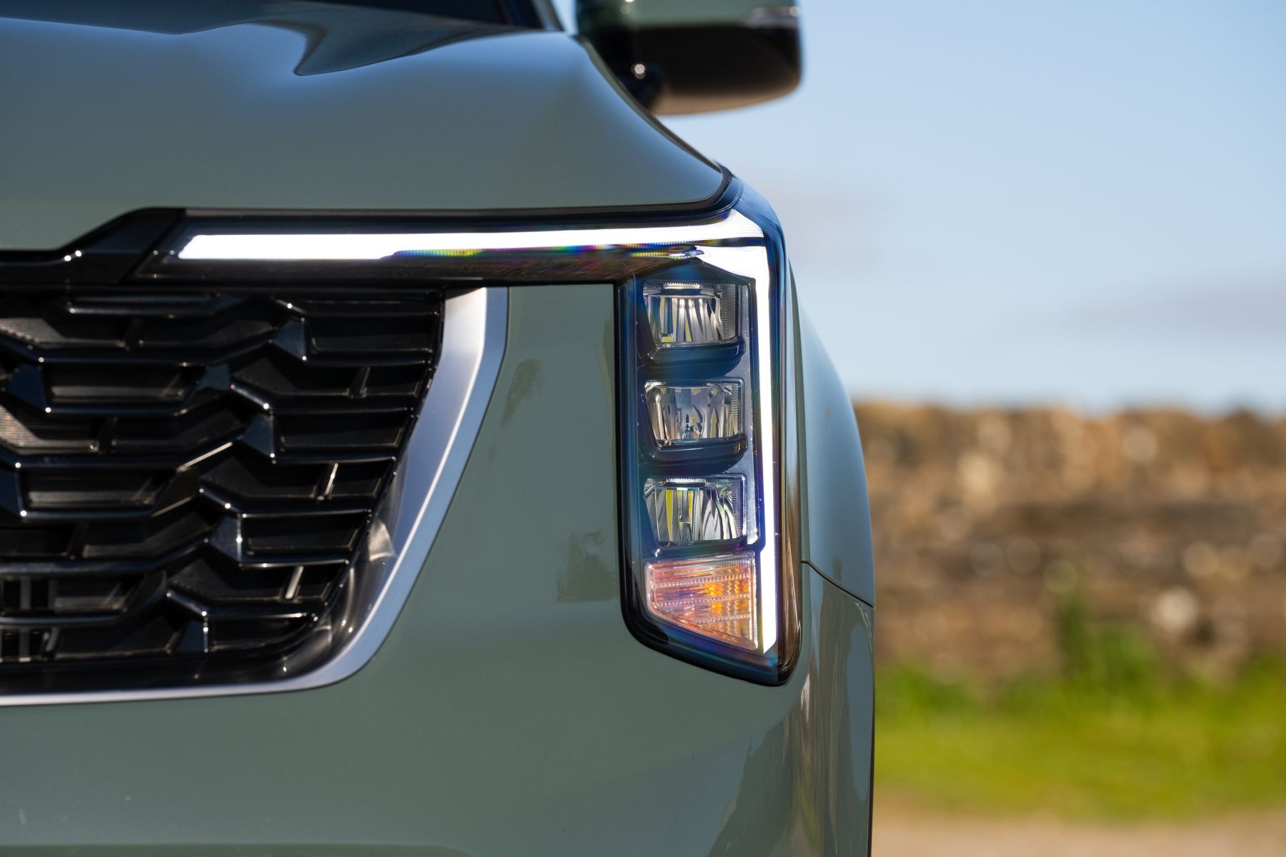 Kia Sorento Híbrido en carretera, mostrando su rendimiento dinámico