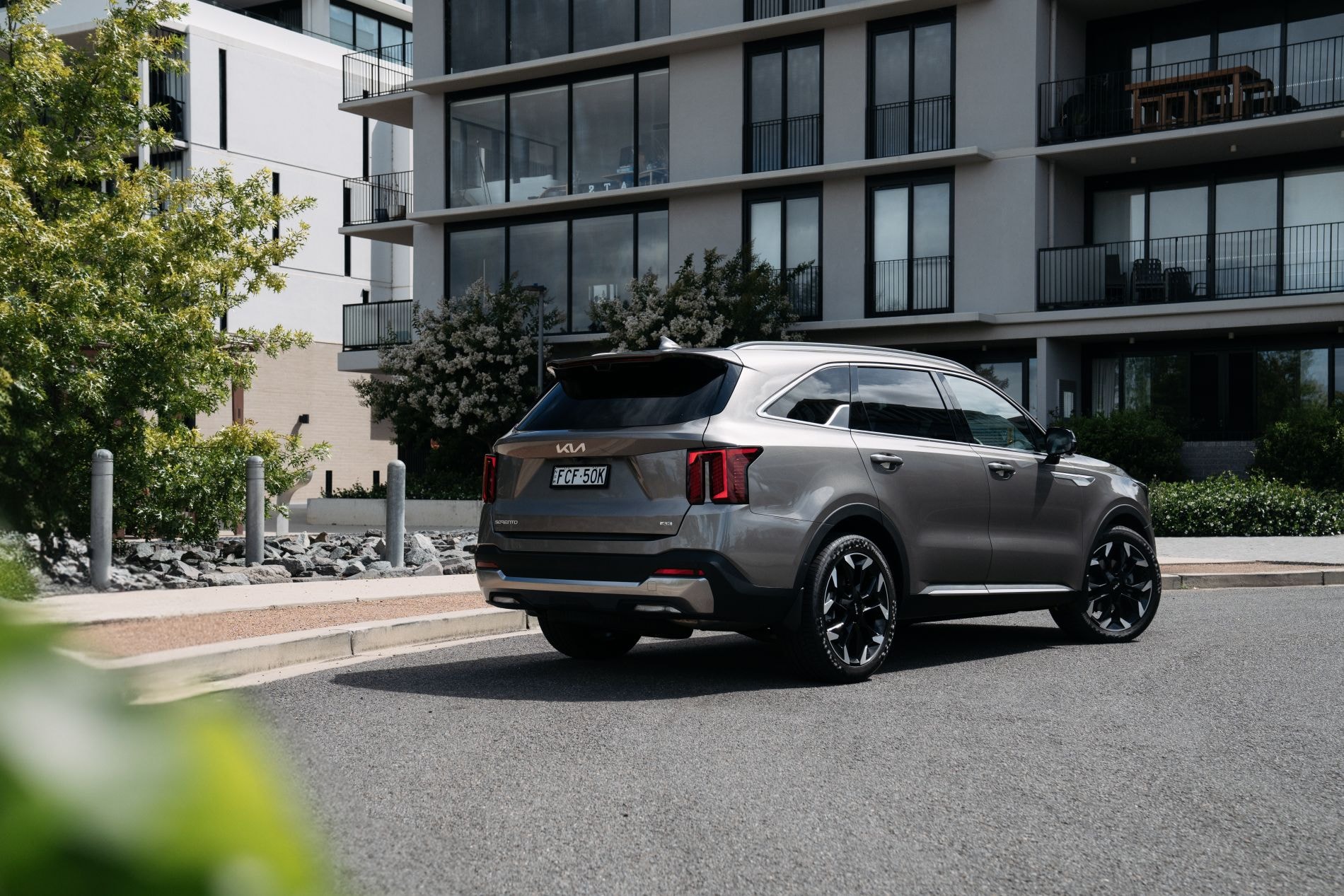 Kia Sorento Híbrido en movimiento, destacando su estética deportiva.